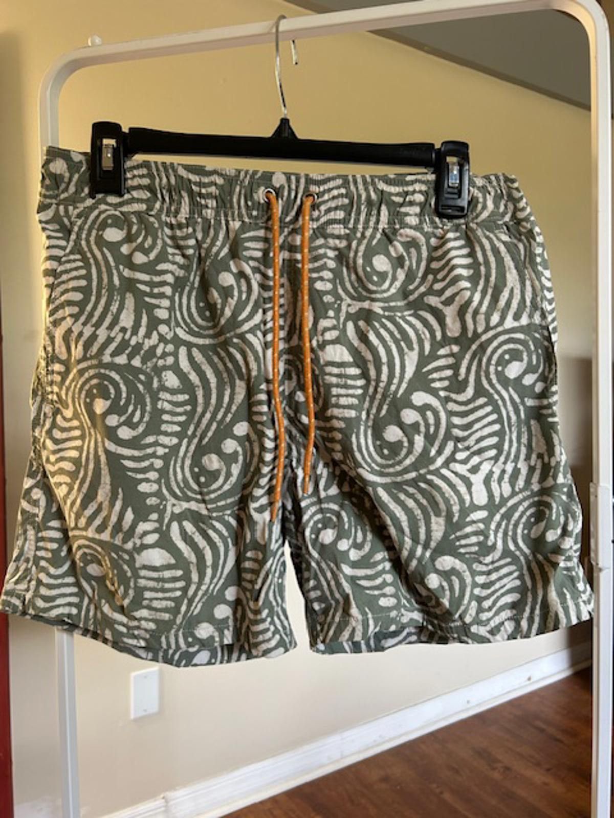 J.Crew J.Crew Swimwear Men's M Swim Shorts Green and White Pattern Size US 32 / EU 48 - 1 Thumbnail