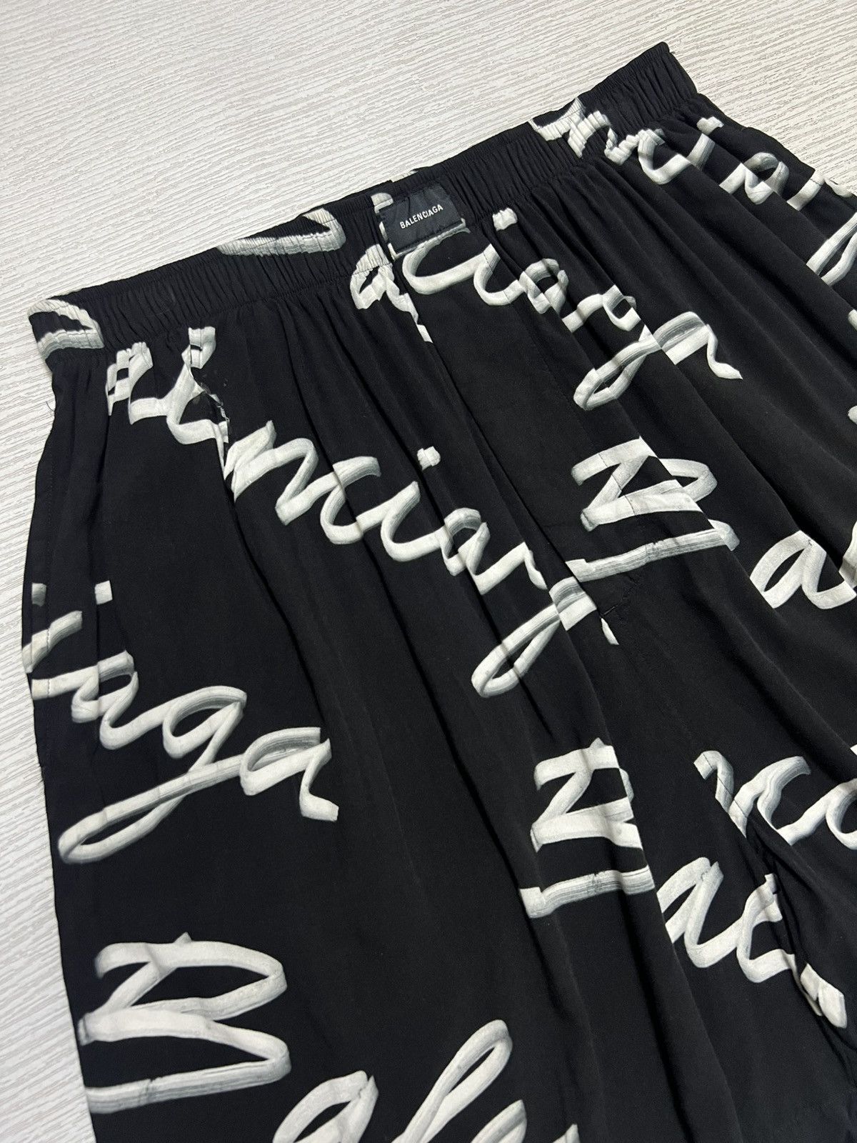 Balenciaga Balenciaga - Scribble Logo Bermuda Shorts Size US 30 / EU 46 - 4 Thumbnail