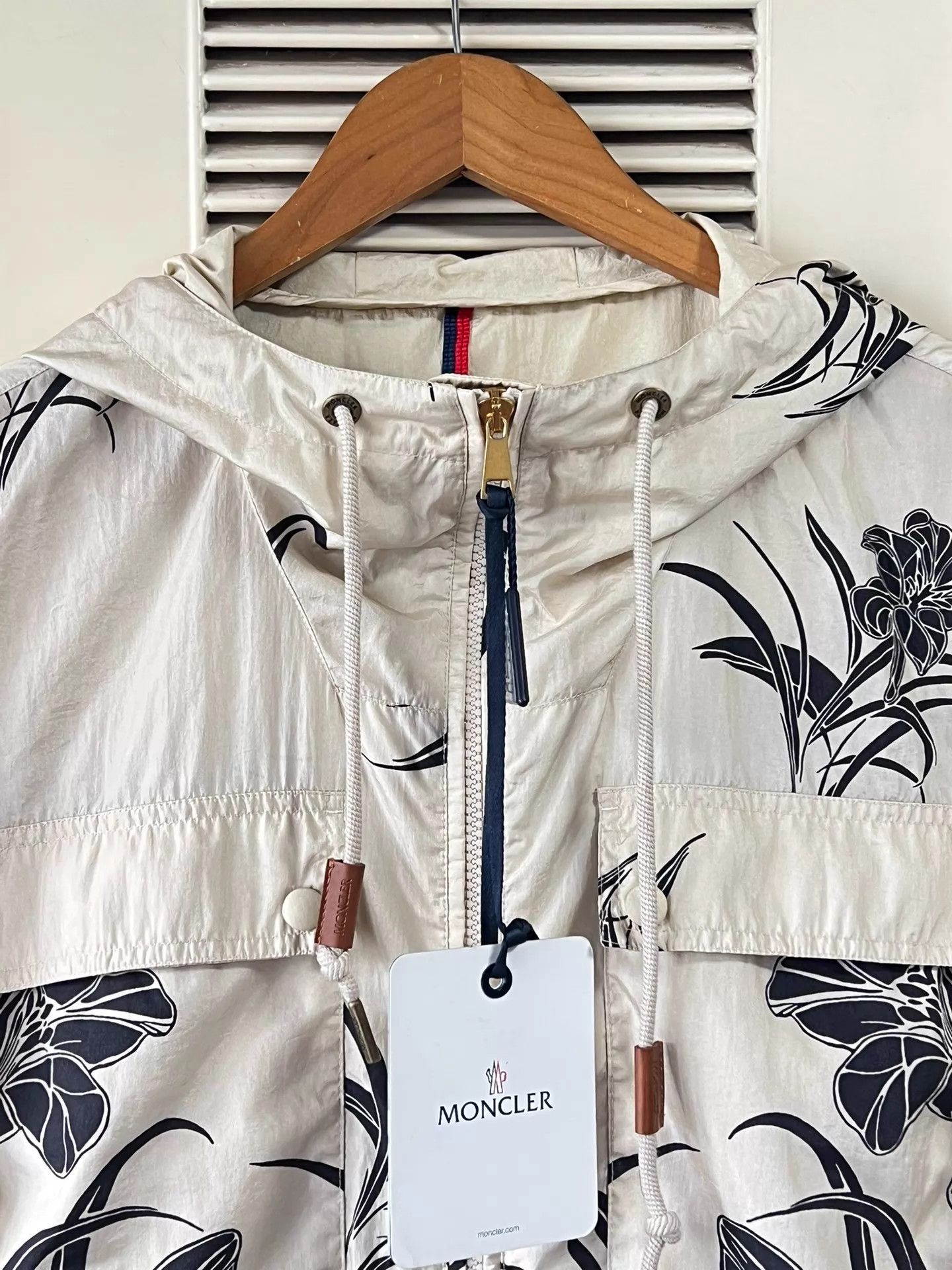 Moncler Moncler Sauvan short hooded women's ivory black floral print Size XXS / US 00 / IT 34 - 3 Thumbnail