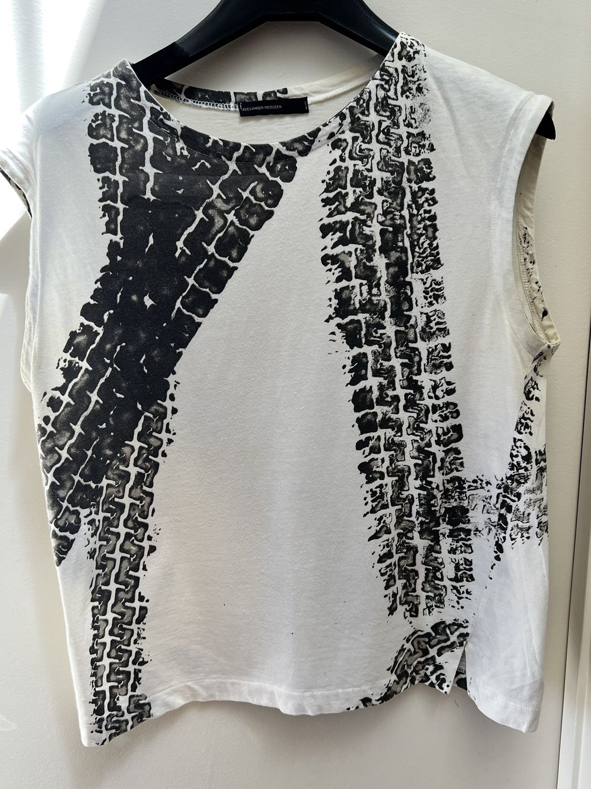 Tシャツ・カットソー ALEXANDER MCQUEEN SLASHED KNIT SLEEVELESS TOP Alexander McQueen × McQ Alexander McQueen ALEXANDER McQUEEN
