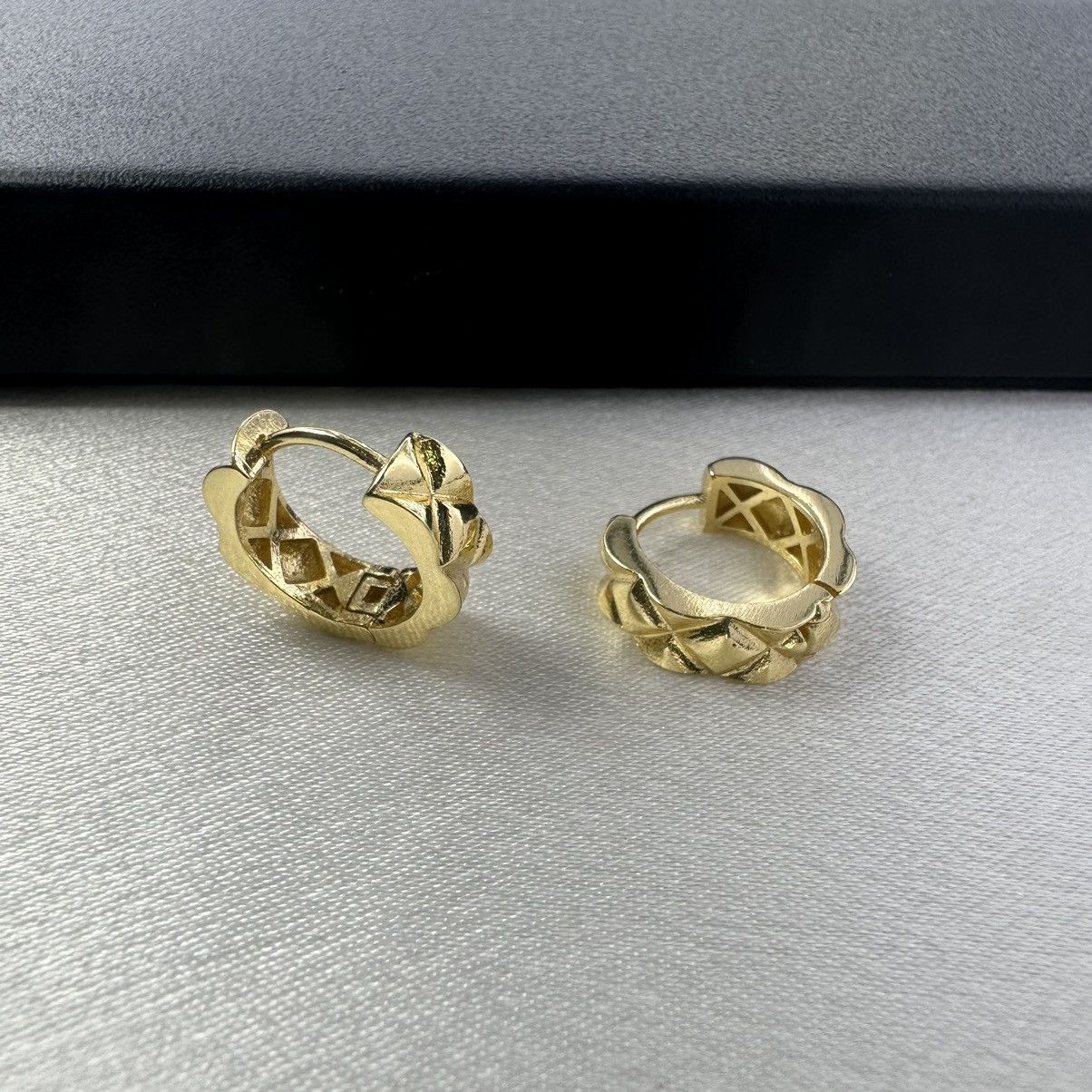 Designer 15mm Classic Rhombus Texture Gold Hoop Earrings for Women Size ONE SIZE - 1 Thumbnail
