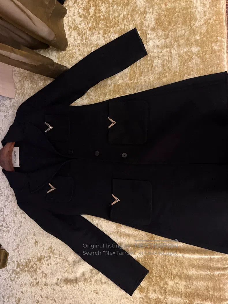 Valentino Valentino V-shaped badge coat Size L / US 10 / IT 46 - 2 Thumbnail