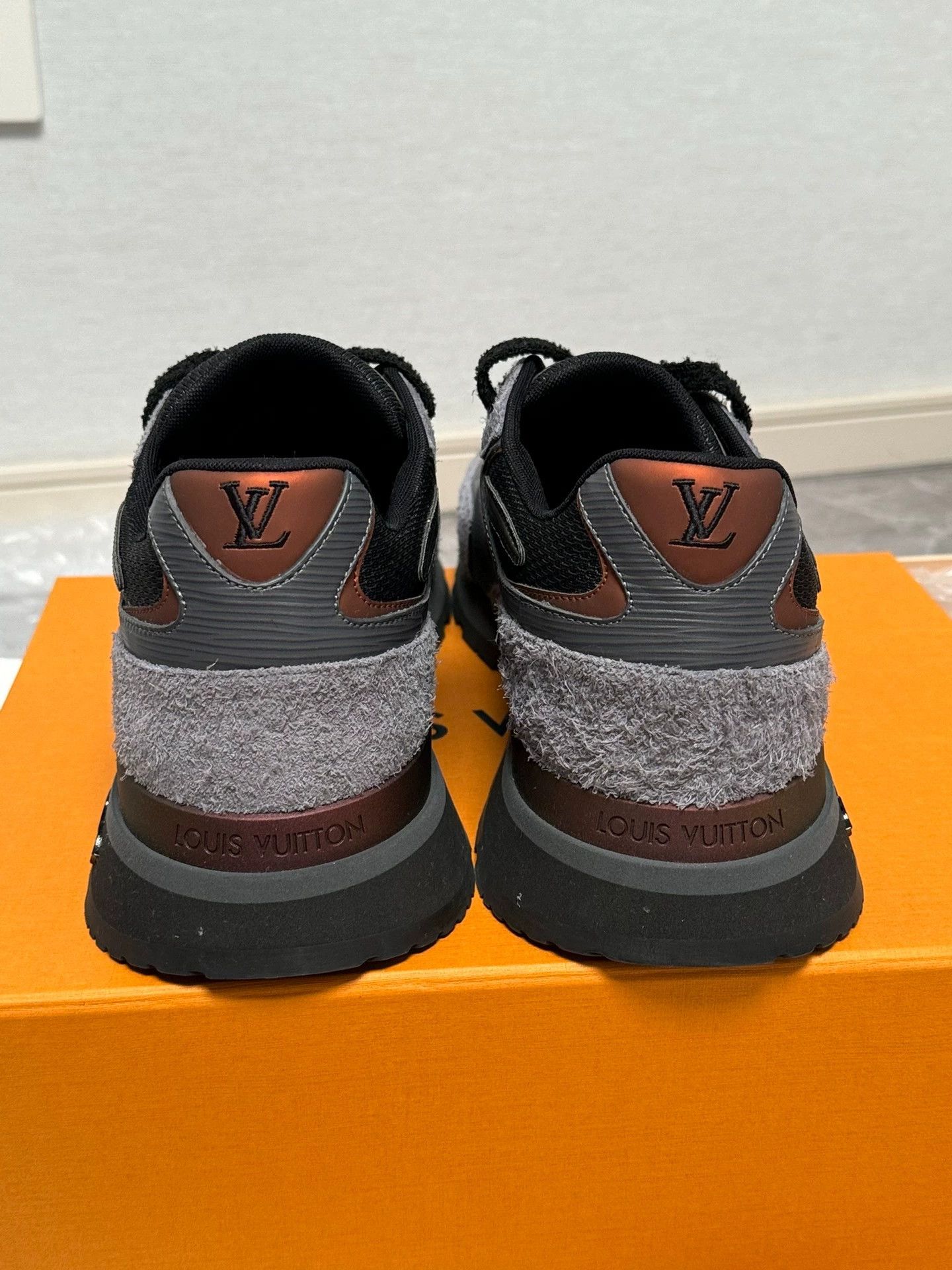Louis Vuitton LV Men's Black/Gray Sneakers Size 44 Size US 11 / EU 44 - 4 Thumbnail