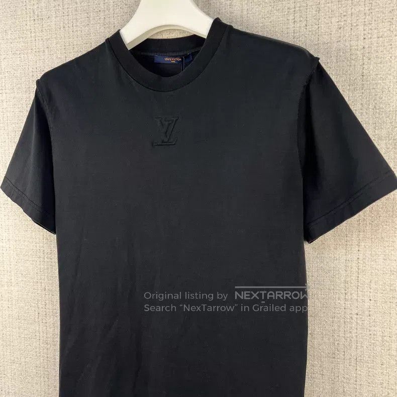Louis Vuitton Louis Vuitton Solid embossed logo crew neck short sleeves Size US M / EU 48-50 / 2 - 2 Thumbnail