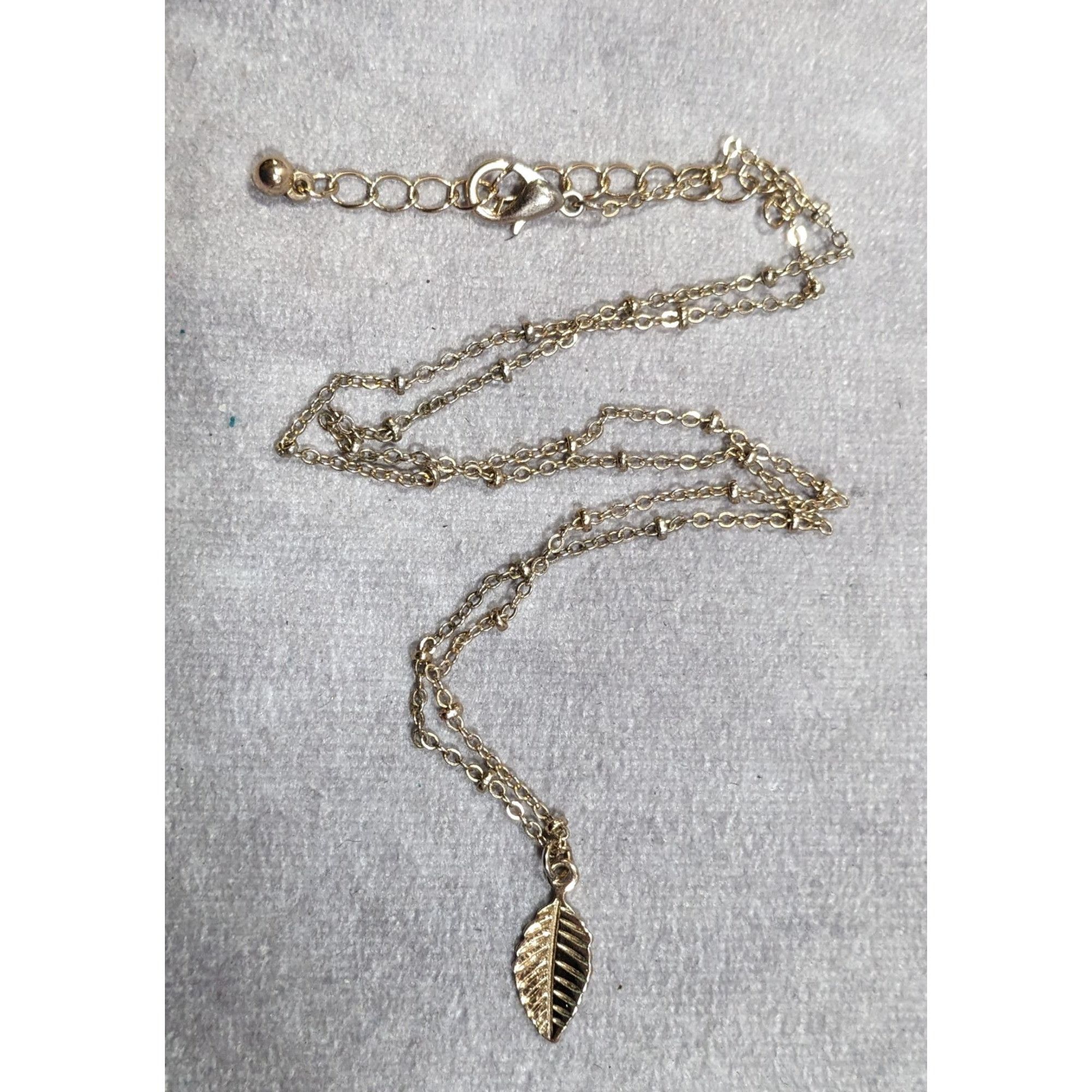 Other Minimalist Leaf Shaped Gold Tone Pendant Necklace Size ONE SIZE - 5 Thumbnail