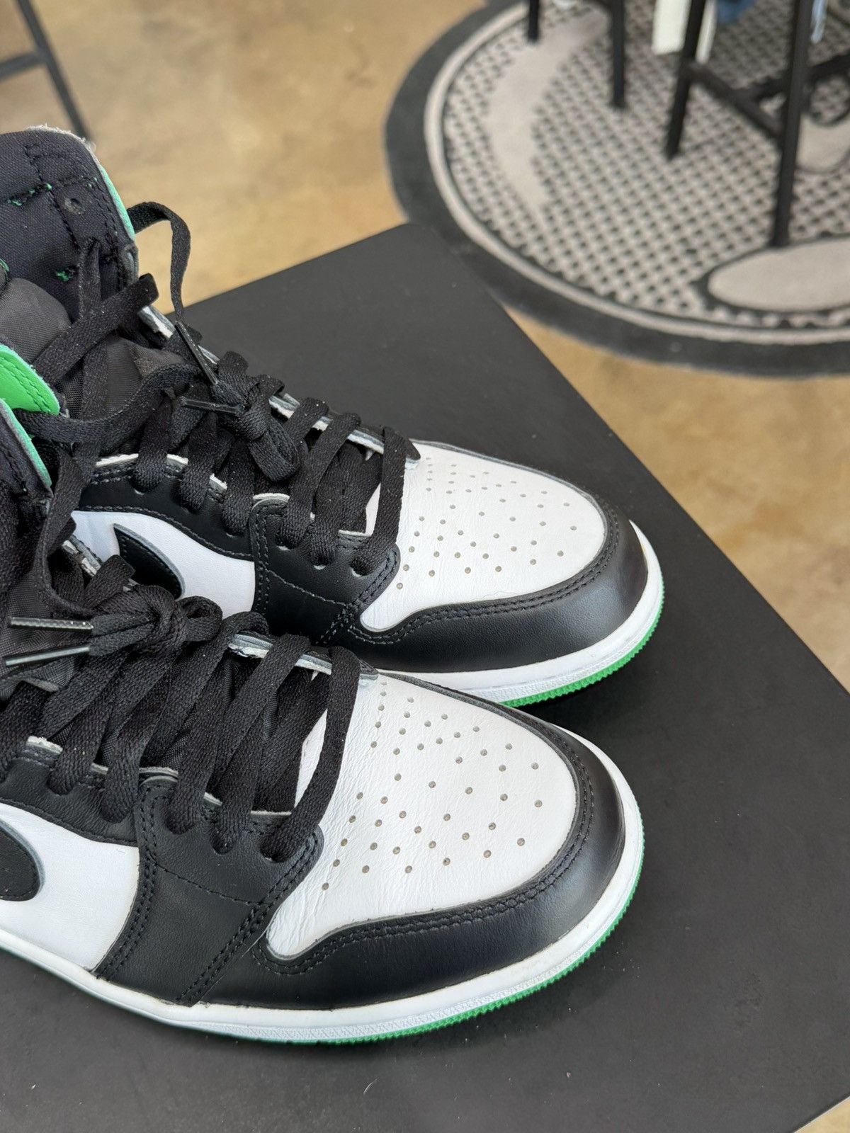 Jordan Brand Air Jordan 1 High Lucky Green Size 9 (2023) Size US 9 / EU 42 - 8 Thumbnail