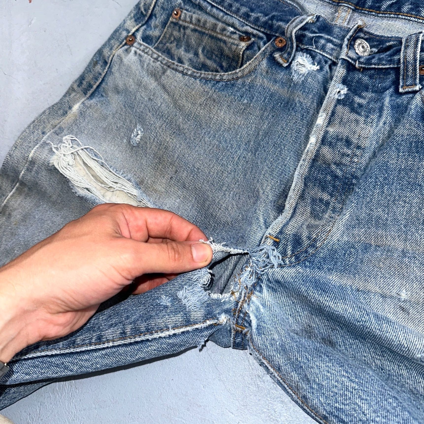 Levi's VINTAGE Levi's 501 Jeans Men 32x31 Light Wash 80s USA Distressed Straight Denim Size US 32 / EU 48 - 7 Thumbnail
