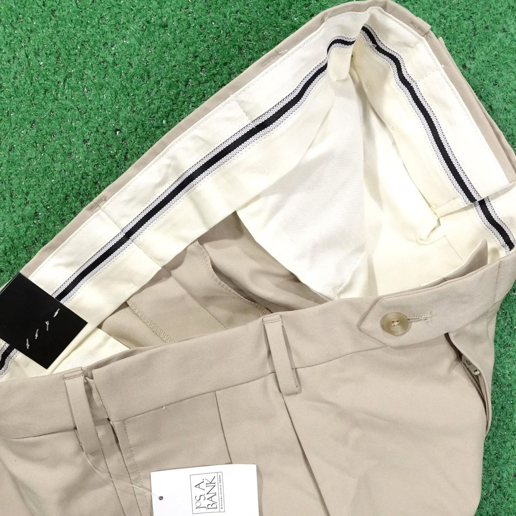 Jos. A. Bank Jos. A. Bank Shorts Mens 36 Beige Chino Wrinkle Resistant Pockets 10 Inseam Regular Travel Casual Size US 36 / EU 52 - 7 Thumbnail