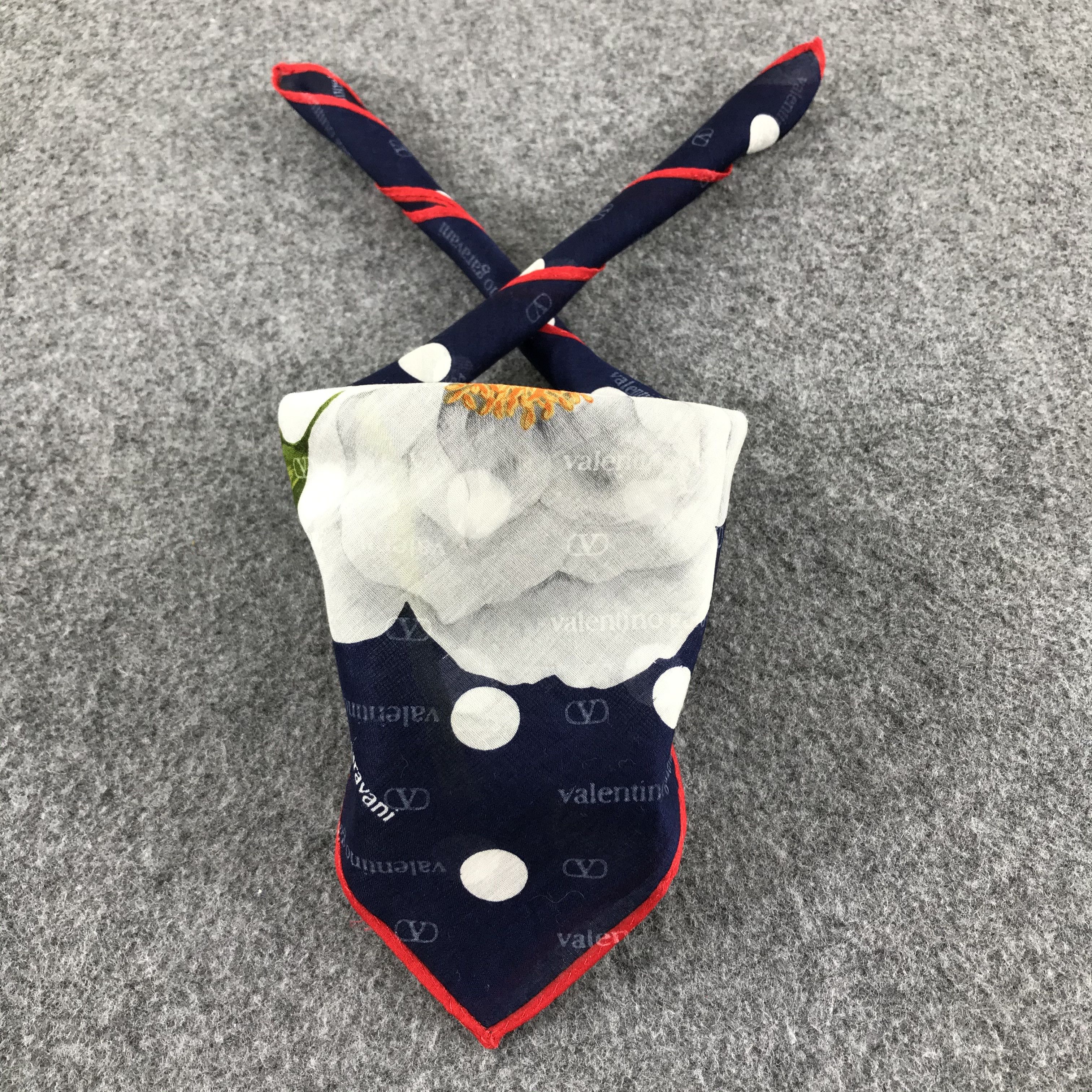 Vintage VaLeNtInO GaRaVaNi White Peony Handkerchief Bandana SCT085 Size ONE SIZE - 2 Thumbnail