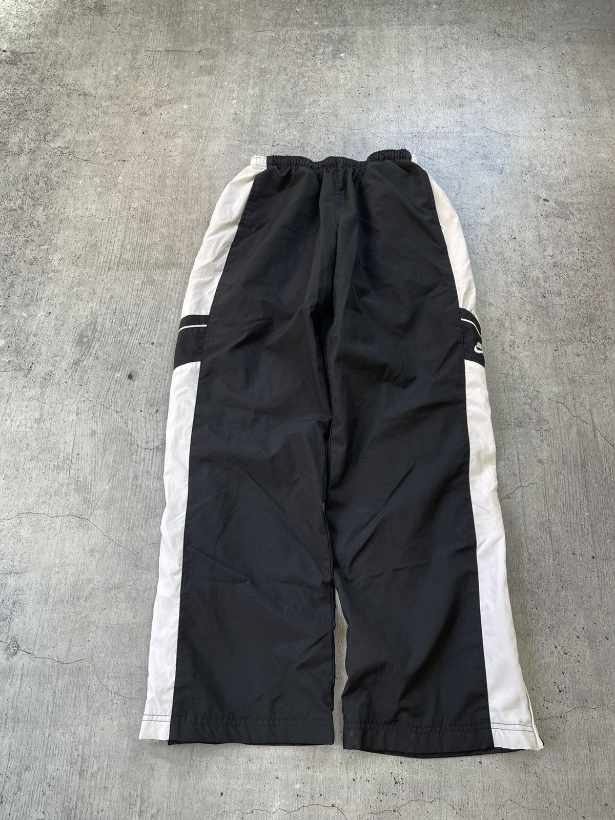 Nike Nike Baggy Vintage Y2K Nylon Track Pants Joggers Hype S M Size US 32 / EU 48 - 2 Thumbnail