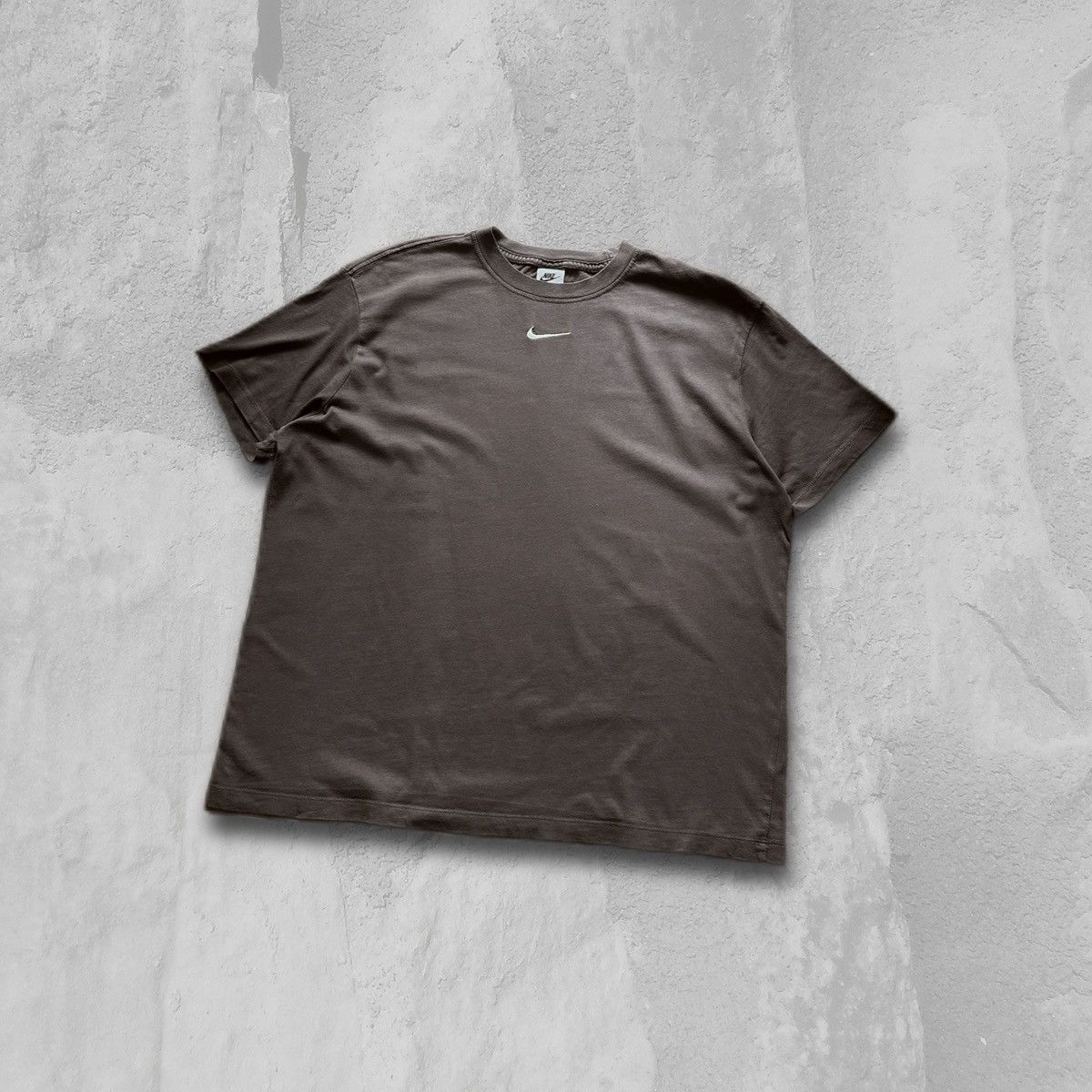 Nike Nike center swoosh Oversized brown Tee vintage Y2K Size US L / EU 52-54 / 3 - 1 Thumbnail