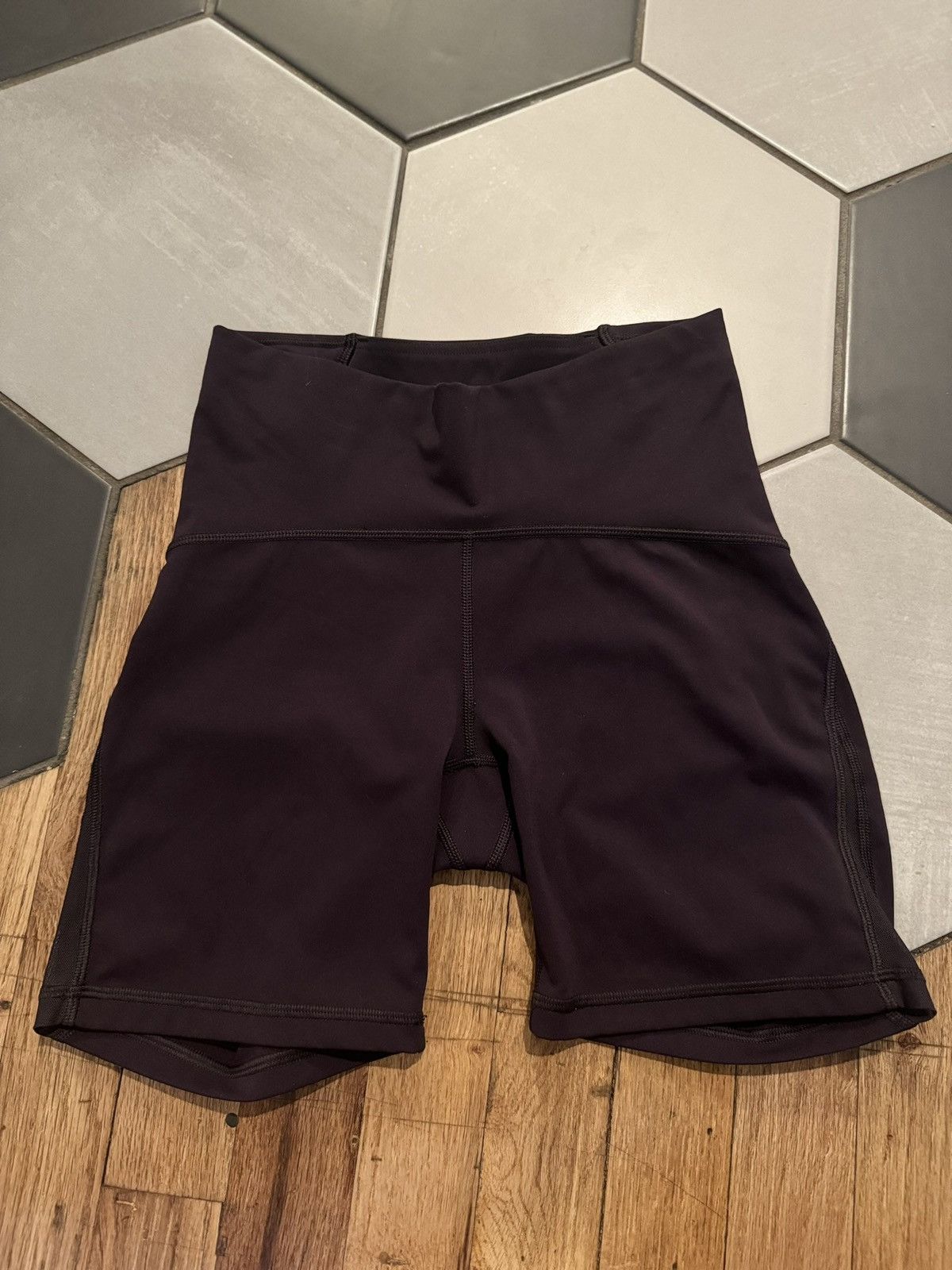 Lululemon Lululemon Train Times Short 6" Boysenberry VEUC SZ 4 Size 27" / US 4 / IT 40 - 6 Thumbnail