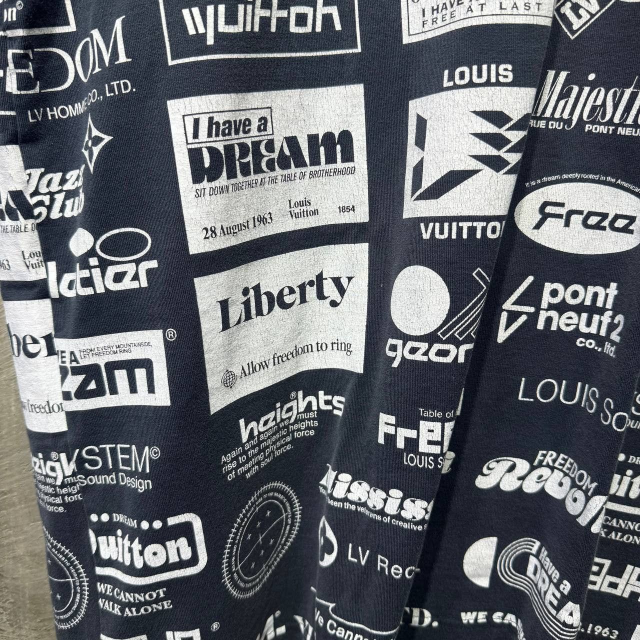 Louis Vuitton Louis Vuitton All Logo over print tee Size US M / EU 48-50 / 2 - 7 Thumbnail