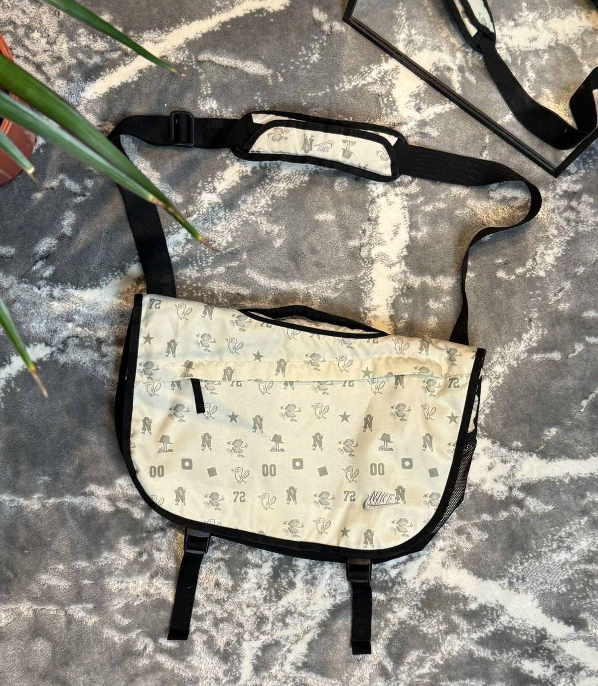 90s 00s Nike Skull Messanger Bag メッセンジャー Vintage 90s Nike Patent Leather Messenger Bag Side Body