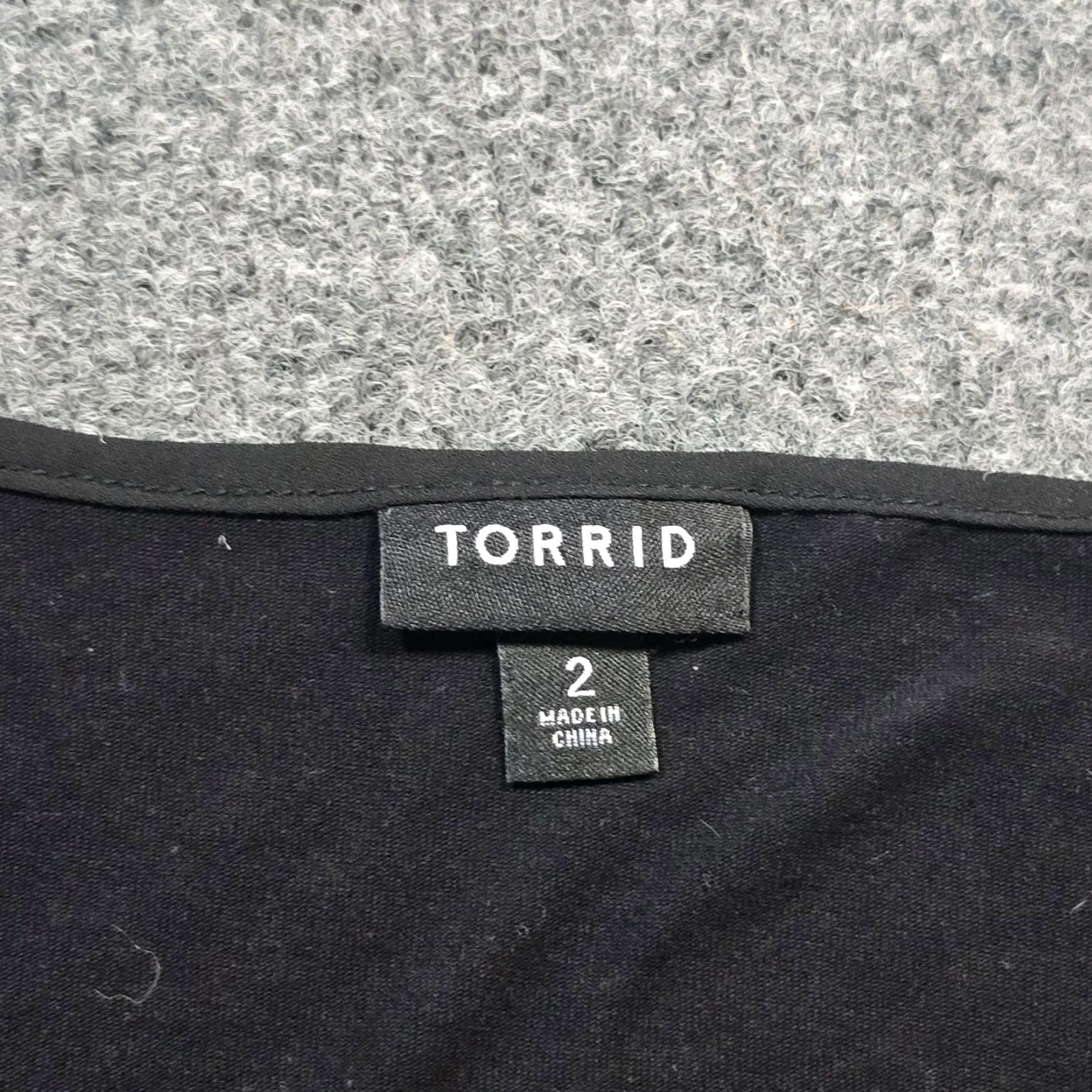 Torrid Torrid Top Women 2X Black Skull Short Sleeve Round Neck Casual Goth Blouse Knit Rayon Spandex Halloween 90s? Size XXL / US 16-18 / IT 52-54 - 3 Thumbnail