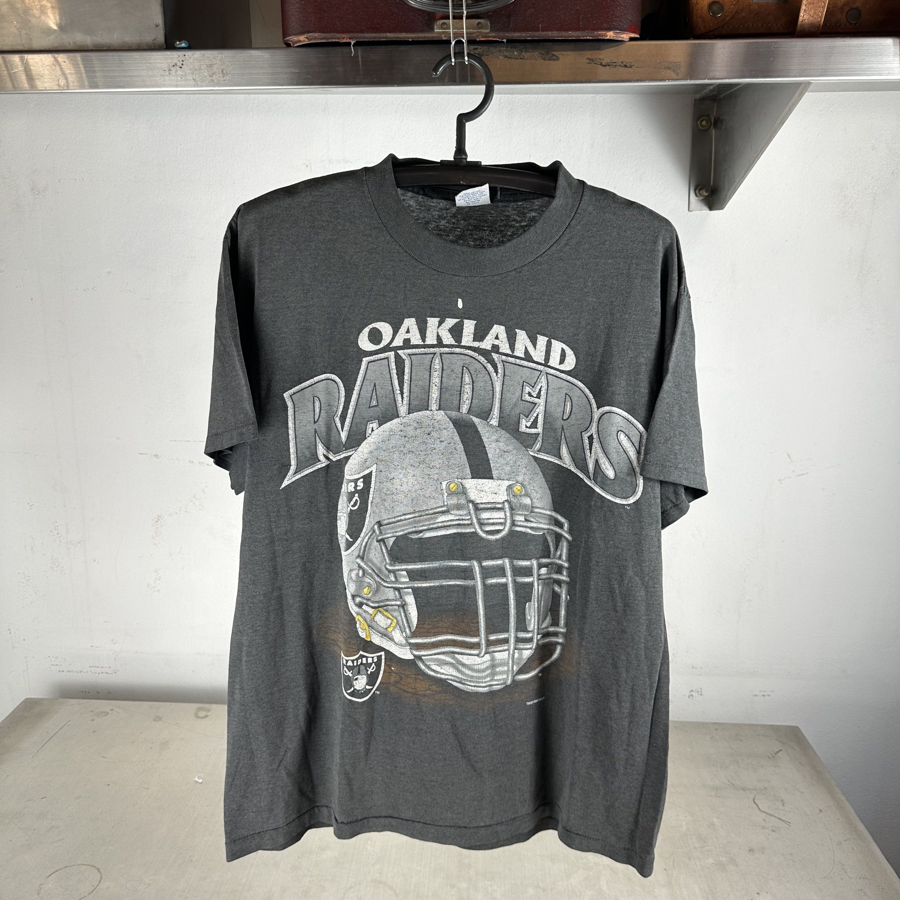 Vintage Vintage 1996 Oakland Raiders NFL Helmet Graphic T-Shirt Size US L / EU 52-54 / 3 - 1 Thumbnail