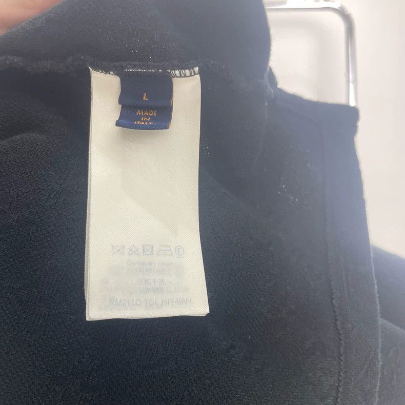 Louis Vuitton Louis Vuitton Black short sleeve T-shirt with full logo an Size US L / EU 52-54 / 3 - 6 Thumbnail