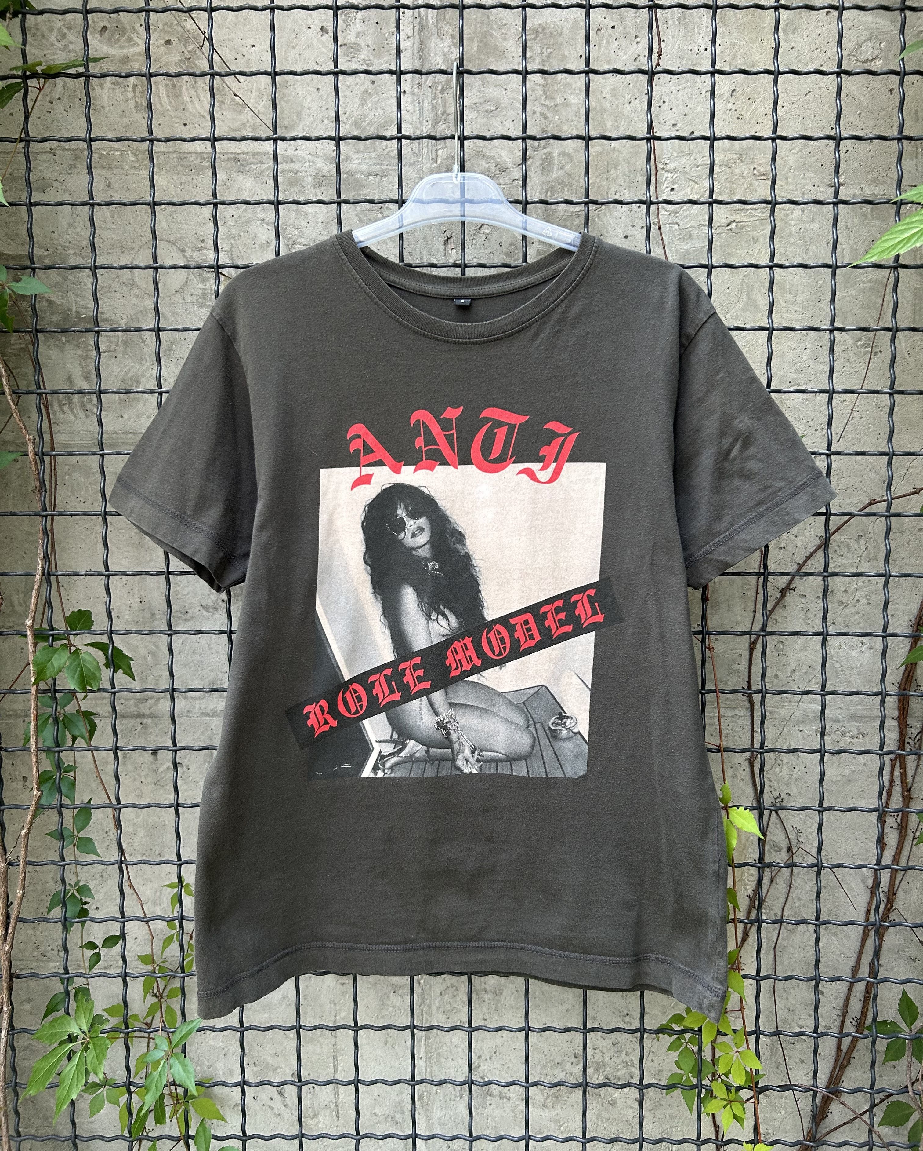 Band Tees Vintage 2000s Rihanna Anti World Tour T-shirt Size US S / EU 44-46 / 1 - 1 Thumbnail