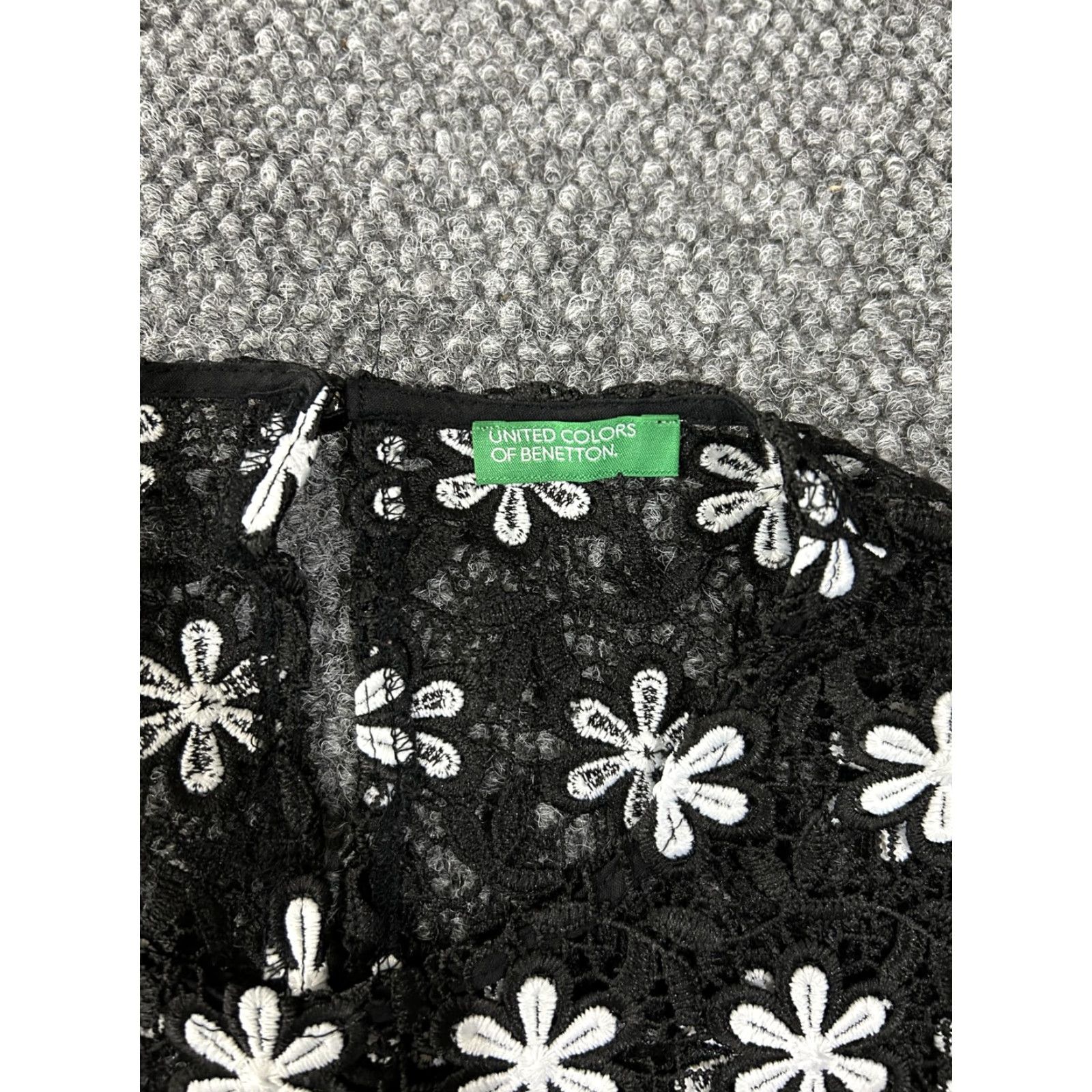 United Colors Of Benetton United Colors Of Benetton Shirt Womens Large Black Lace Floral Short Sleeve Top Size L / US 10 / IT 46 - 3 Thumbnail