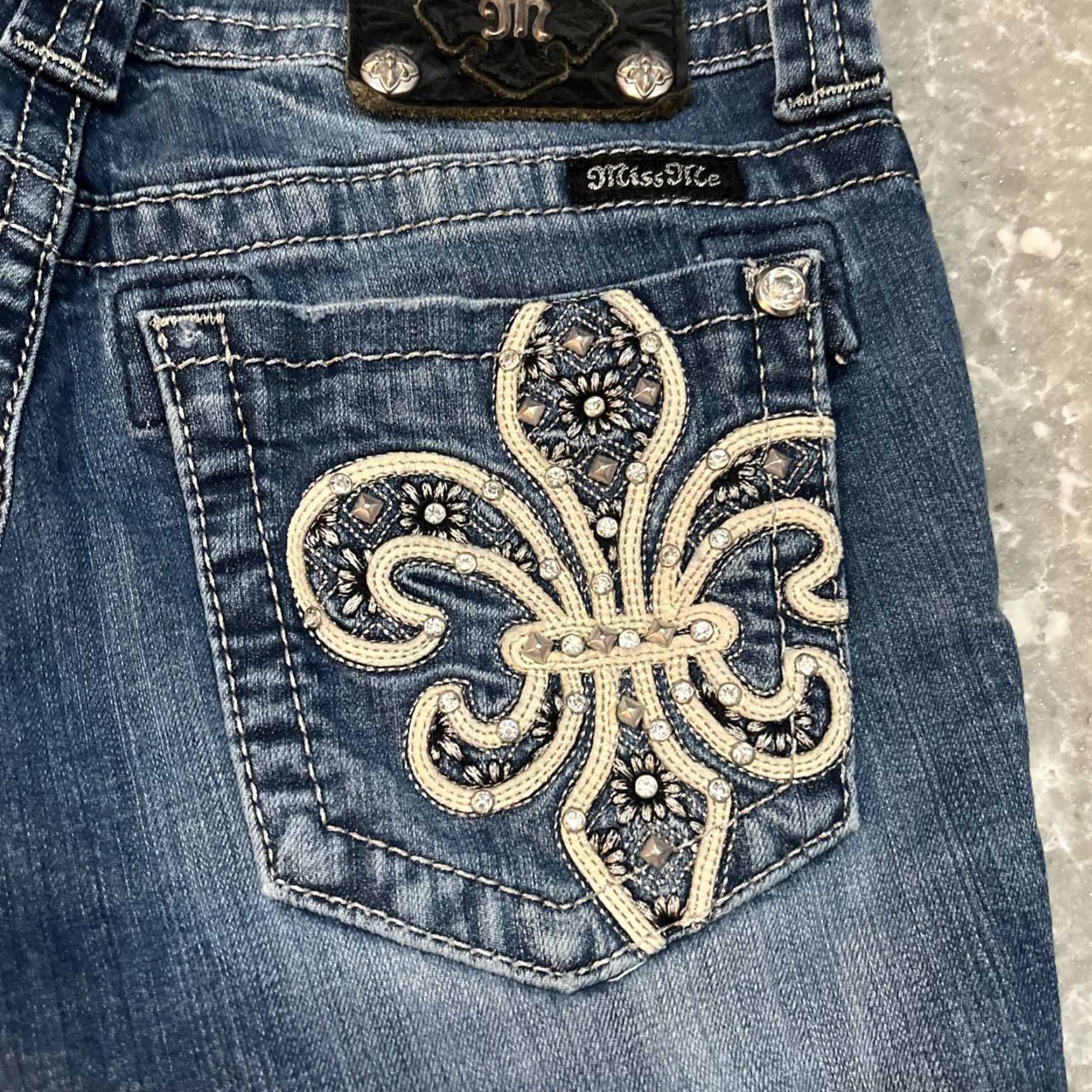 Miss Me Miss Me Cut Off Shorts Women's 27 Blue Denim Embellished Fluer De Lis Size 27" / US 4 / IT 40 - 6 Thumbnail