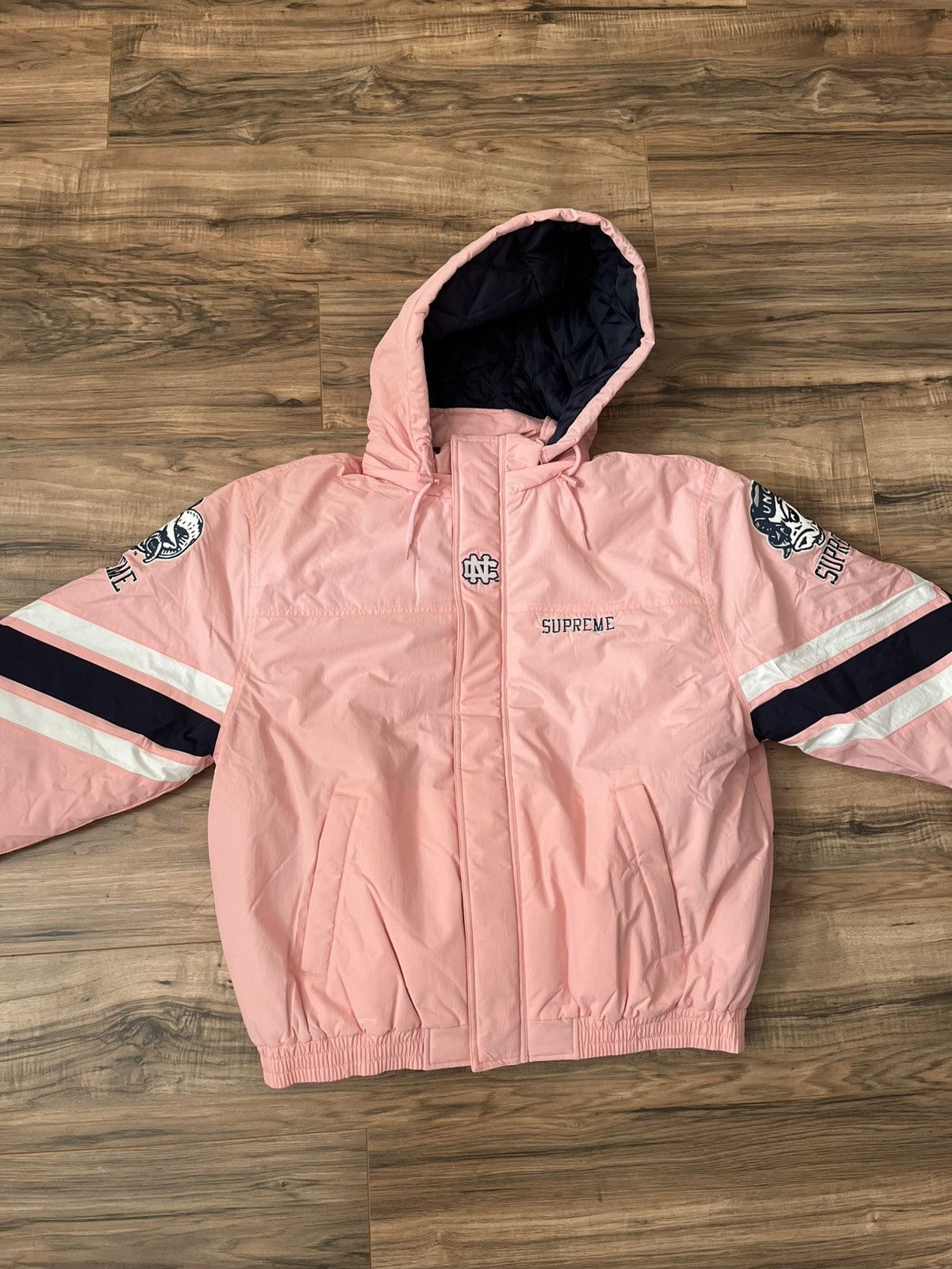 Mitchell & Ness × NCAA × Supreme Supreme Mitchell & Ness NCAA Hooded Stadium Jacket Size US L / EU 52-54 / 3 - 13 Thumbnail