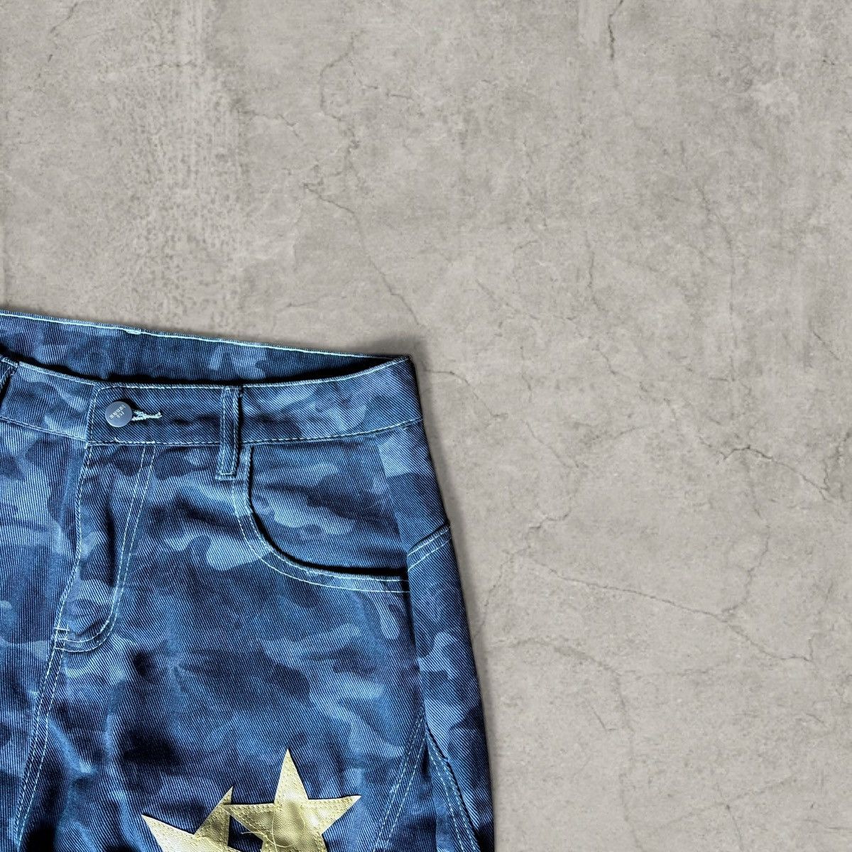 Japanese Brand Baggy relaxed fit jeans in khaki camo print, stars. Size L Size US 34 / EU 50 - 6 Thumbnail