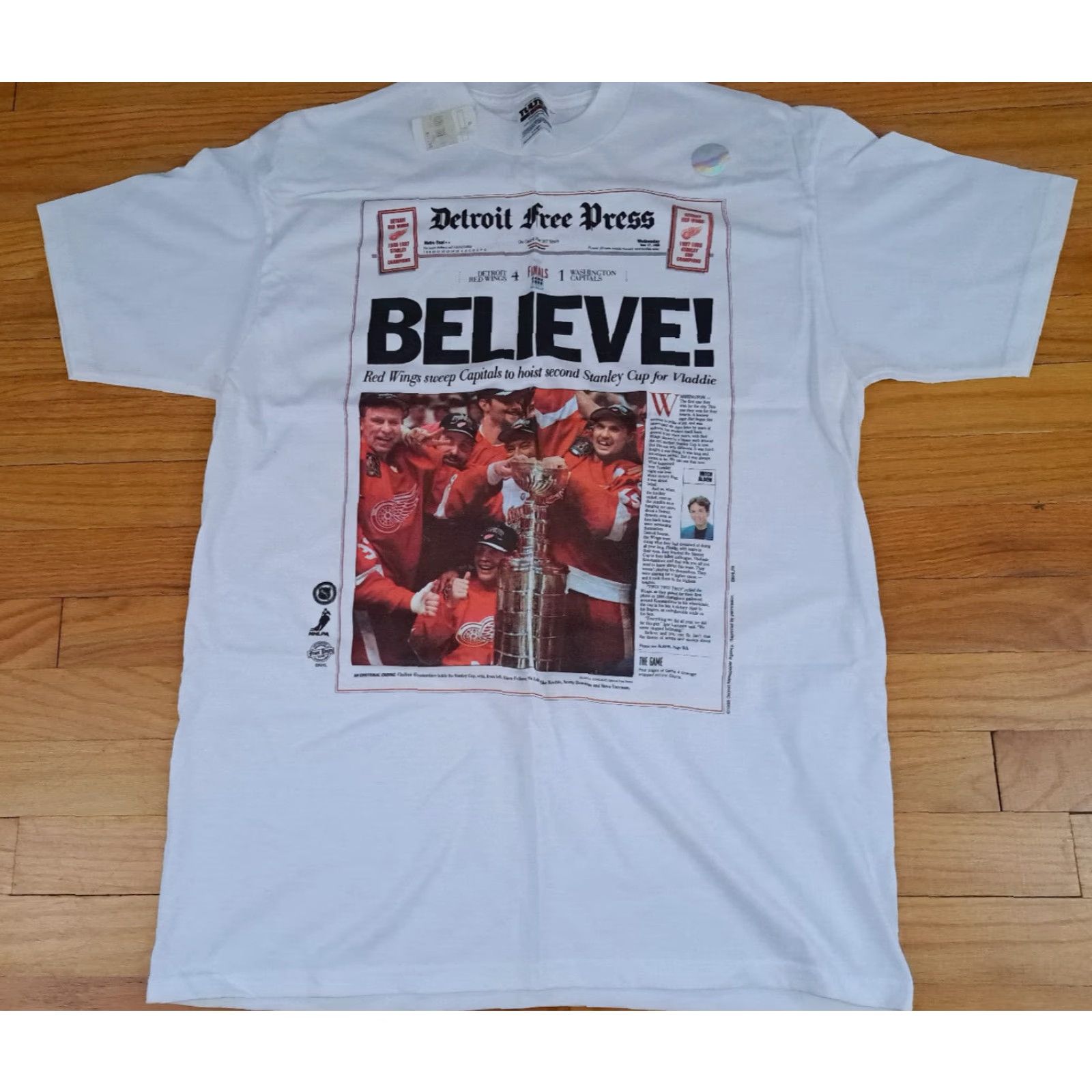 Tultex Detroit Red Wings T-Shirt NWT LG White Hockey Free Press Front Page 1998 Champions Mens L Short Sleeve Tultex Shirt Size US L / EU 52-54 / 3 - 2 Thumbnail
