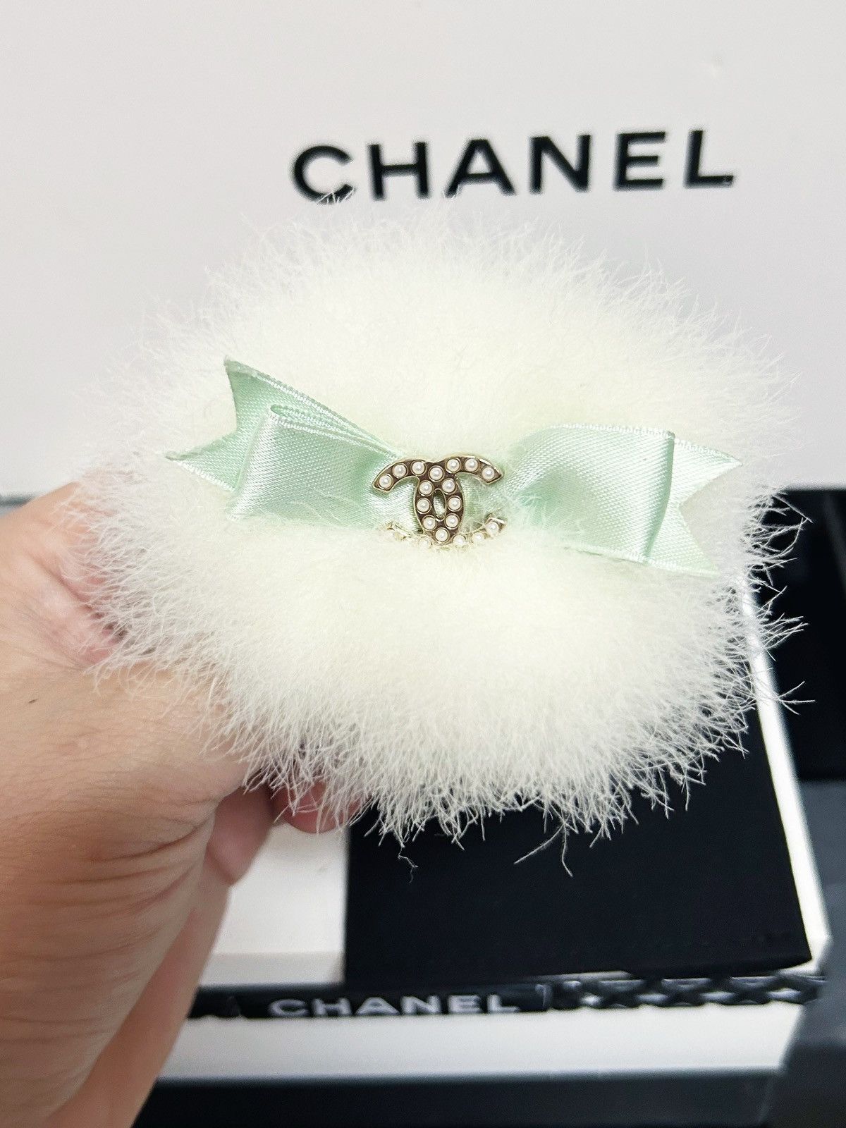 Chanel Authentic Chanel RARE 04 Runway Bow & Pearl CC Brooch / Pin Size ONE SIZE - 1 Thumbnail