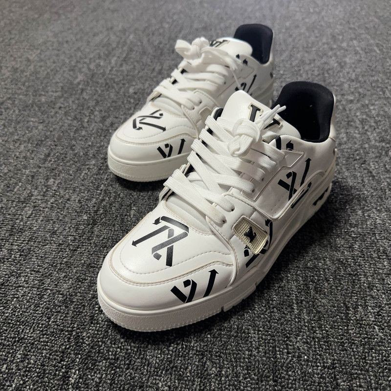 Louis Vuitton Louis Vuitton Stylish Low-Top Sneakers for Men 0079 Size US 9.5 / EU 42-43 - 1 Thumbnail