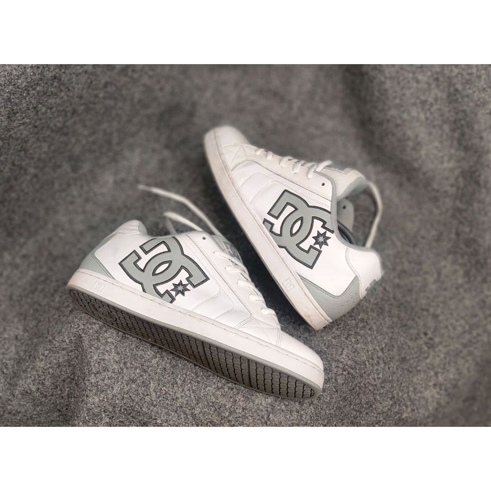 Logo 7 DC Court Graffik Logo Oversized Sneakers - White Leather - Vintage Y2K - DC scarpe Net - Men’s US 13 / UK 12 / EU 47 - Casual Skateboarding Shoe Size US 13 / EU 46 - 3 Thumbnail