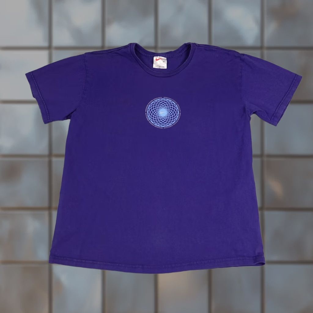 Nike VINTAGE Nike Shirt Mens XL Purple Repetition Swoosh Graphic Tee Made USA 90s Size US XL / EU 56 / 4 - 1 Thumbnail