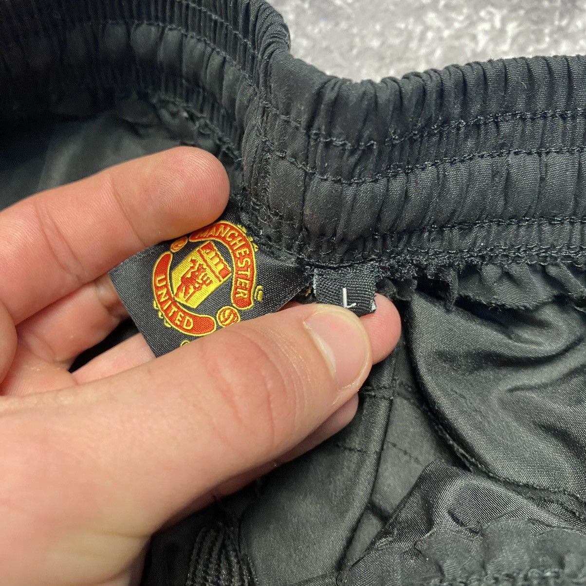 Vintage Vintage Manchester United Small Logo Offical team shorts Size US 34 / EU 50 - 7 Thumbnail