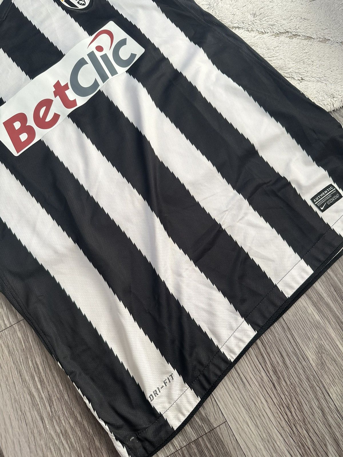 Nike Nike Juventus 2010-2011 Home Jersey Vintage Betclic Size US M / EU 48-50 / 2 - 10 Thumbnail