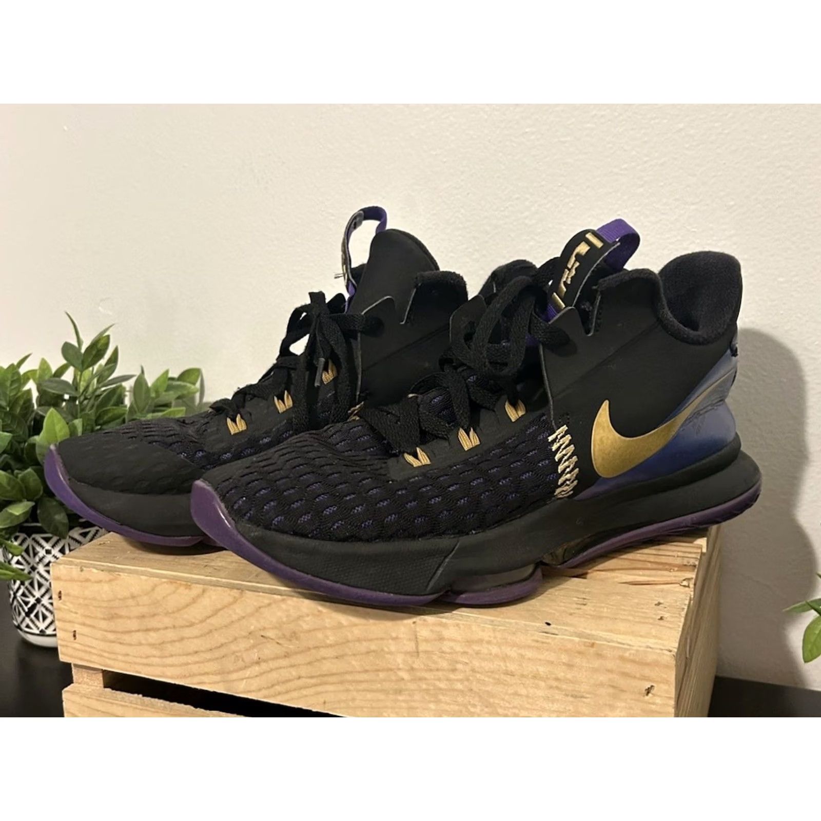 Nike Nike LeBron Witness V-Fierce Purple/Metallic Gold Sneaker CQ9380-003 Men's High Top Size 10 Black Leather Basketball Athletic Shoes Size US 9 / EU 42 - 3 Thumbnail
