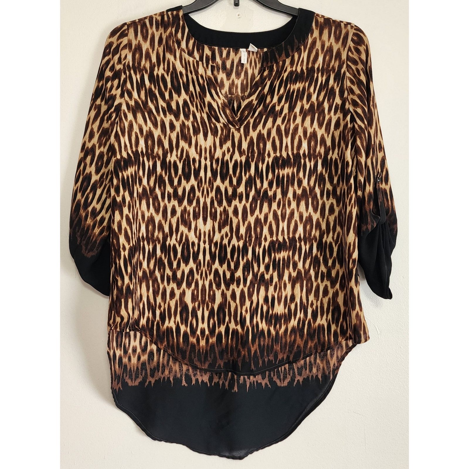Other Cato Est. 1946 Leopard Print V-Neck Blouse Roll Tab Sleeves Size M / US 6-8 / IT 42-44 - 1 Thumbnail