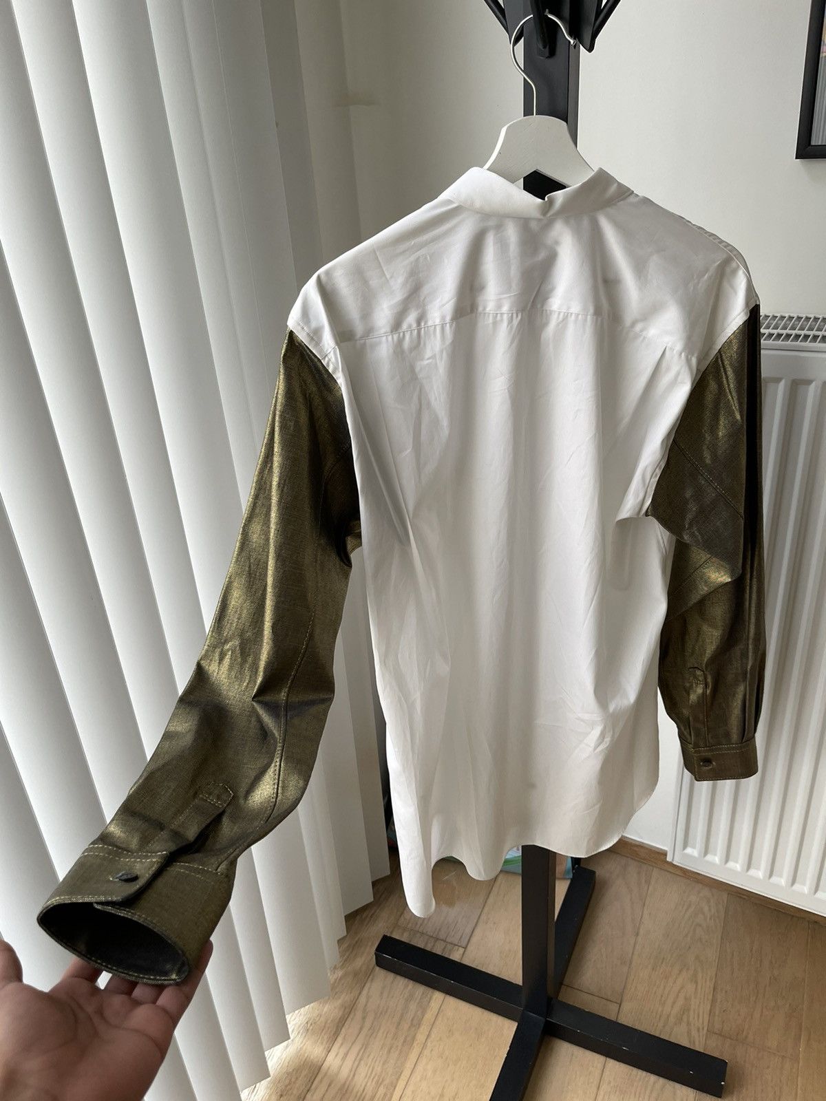 Comme des Garcons Comme Des Garcons Shirt AW17 White Shirt With Gold Sleeves Size US M / EU 48-50 / 2 - 2 Thumbnail