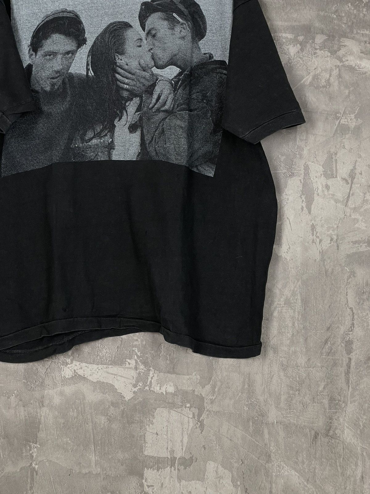 Japanese Brand Avant Garde Vintage Faded Distressed 90s “Kiss” T shirt Size US L / EU 52-54 / 3 - 6 Thumbnail