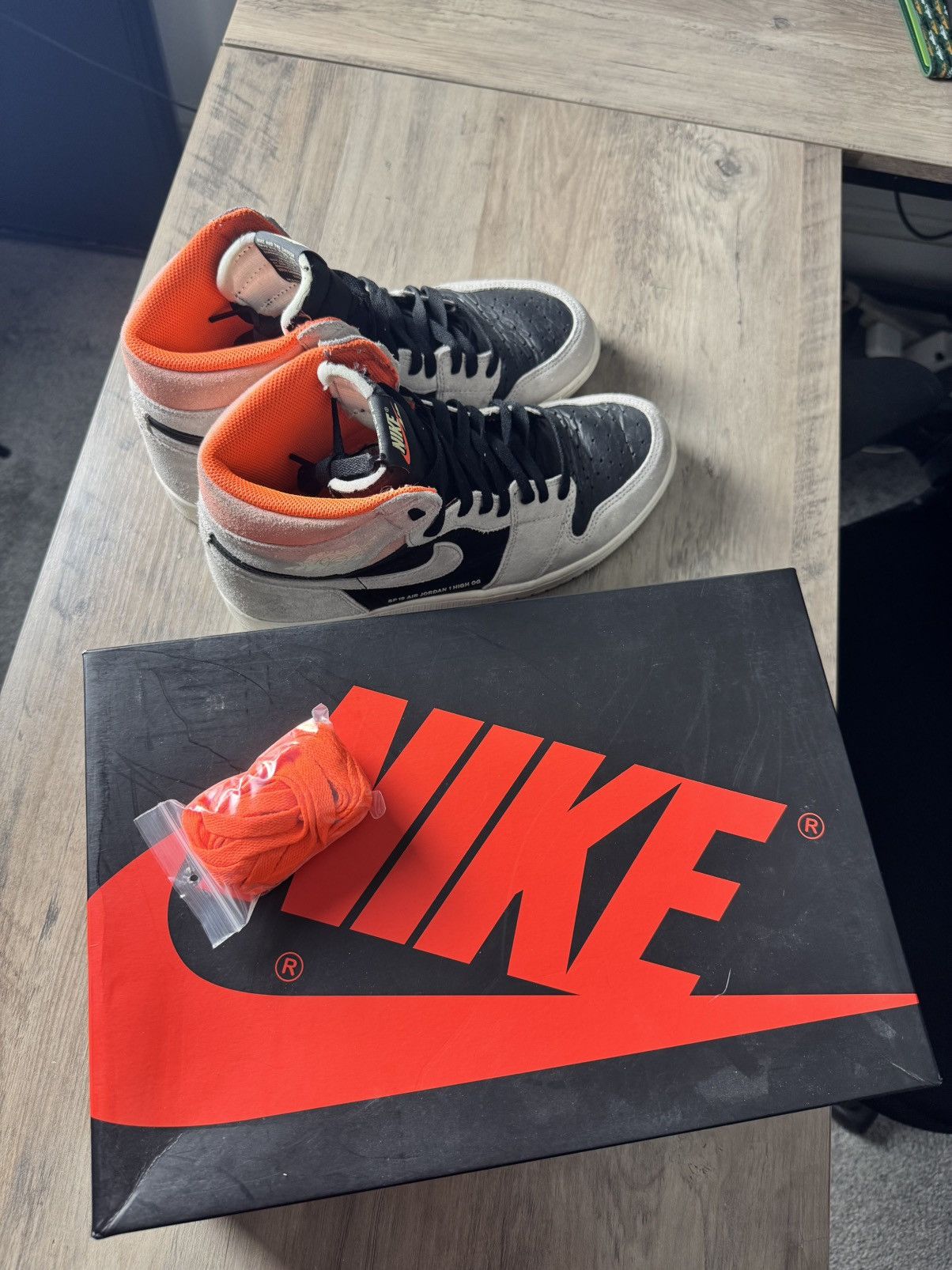 Jordan Brand × Nike jordan 1 neutral grey hyper crimson Size US 11 / EU 44 - 8 Thumbnail