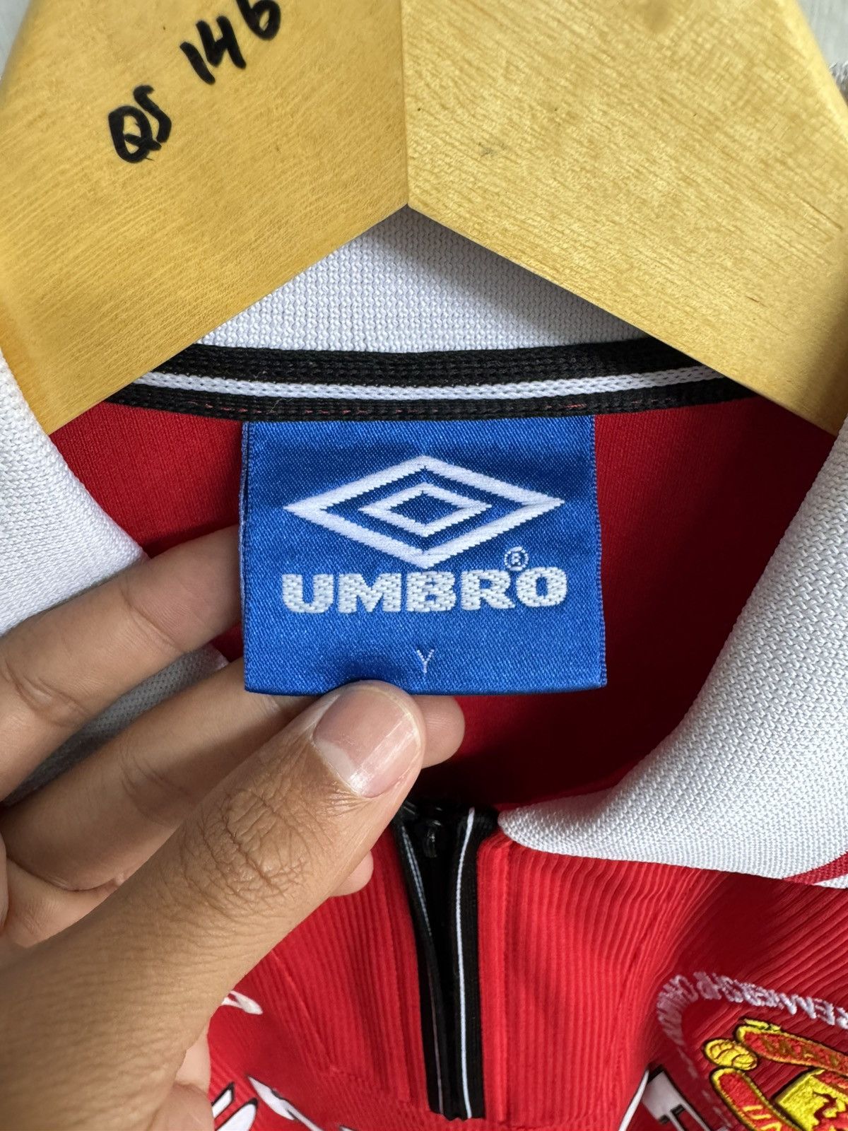 Umbro MANCHESTER UNITED 1998/1999 TREBLE WINNER SEASON HOME JERSEY Size US S / EU 44-46 / 1 - 10 Thumbnail