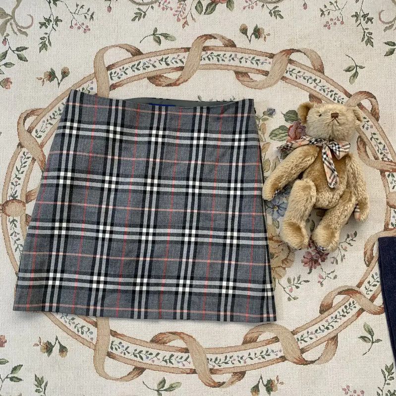 Burberry Burberry Gray Plaid Wool Mini Skirt Size 27" / US 4 / IT 40 - 1 Thumbnail