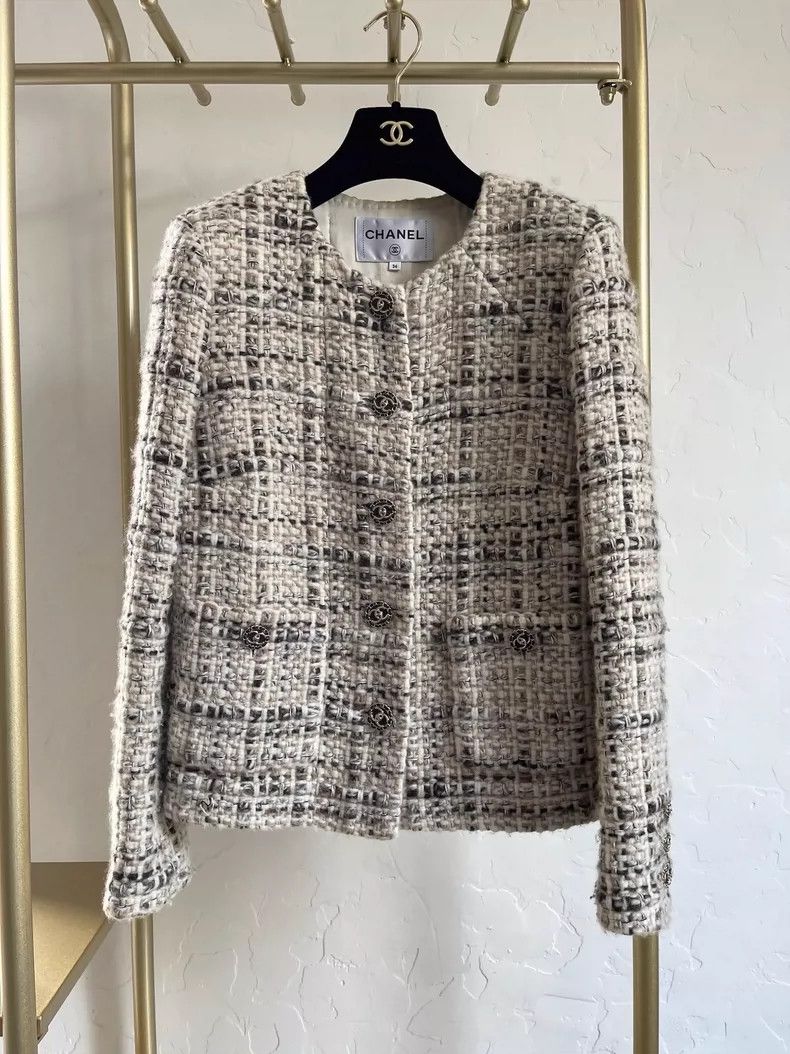 Chanel Chanel Beige tweed jacket Size XS / US 0-2 / IT 36-38 - 1 Thumbnail