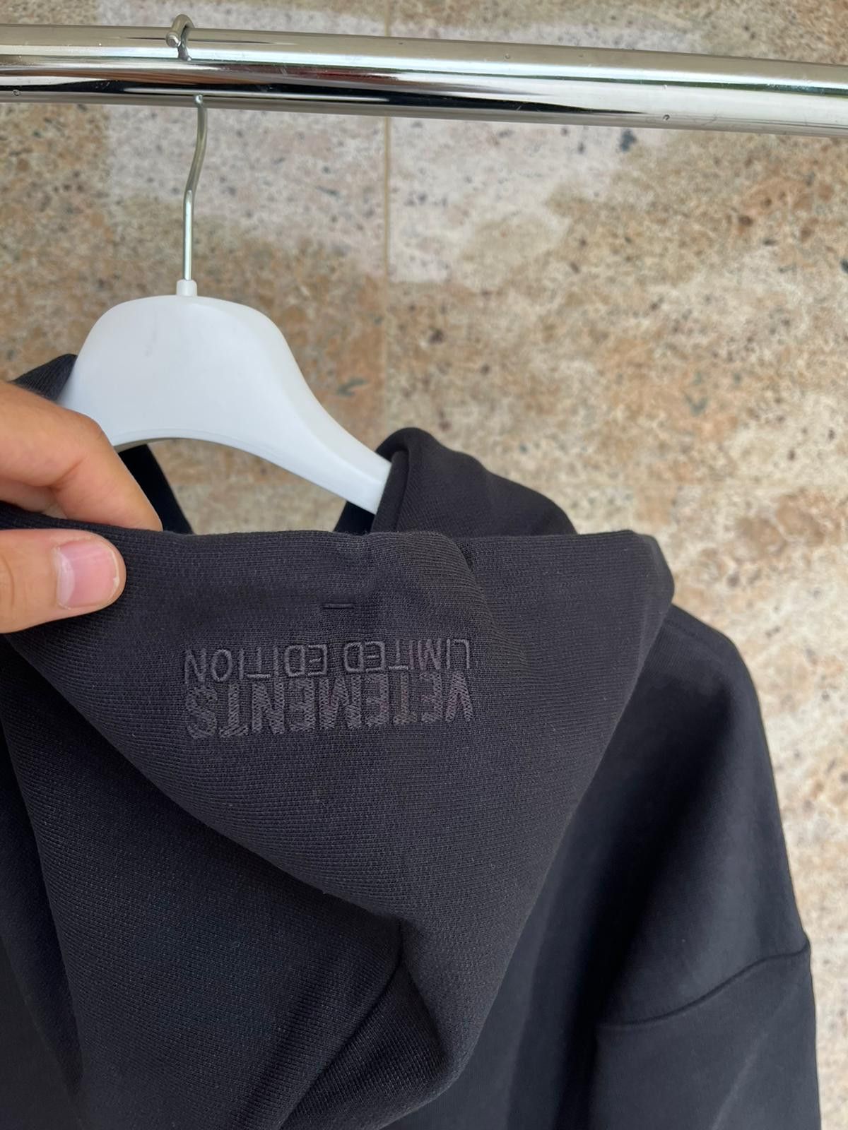 Vetements Sweet Logo Hoodie in Black Size US S / EU 44-46 / 1 - 15 Thumbnail