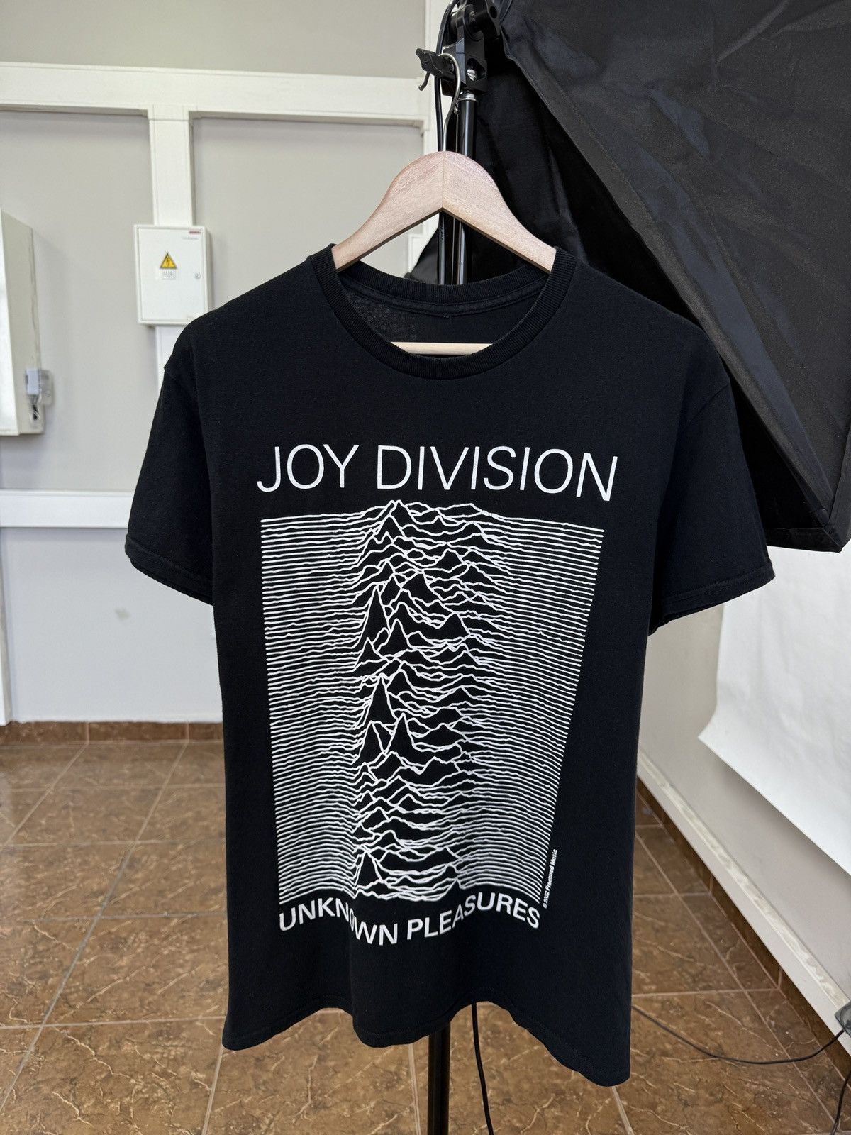 Band Tees × Joy Division × Vintage 🇬🇧 Joy Division Unknown Pleasures 2022 Fractured Music Tee Size US M / EU 48-50 / 2 - 1 Thumbnail
