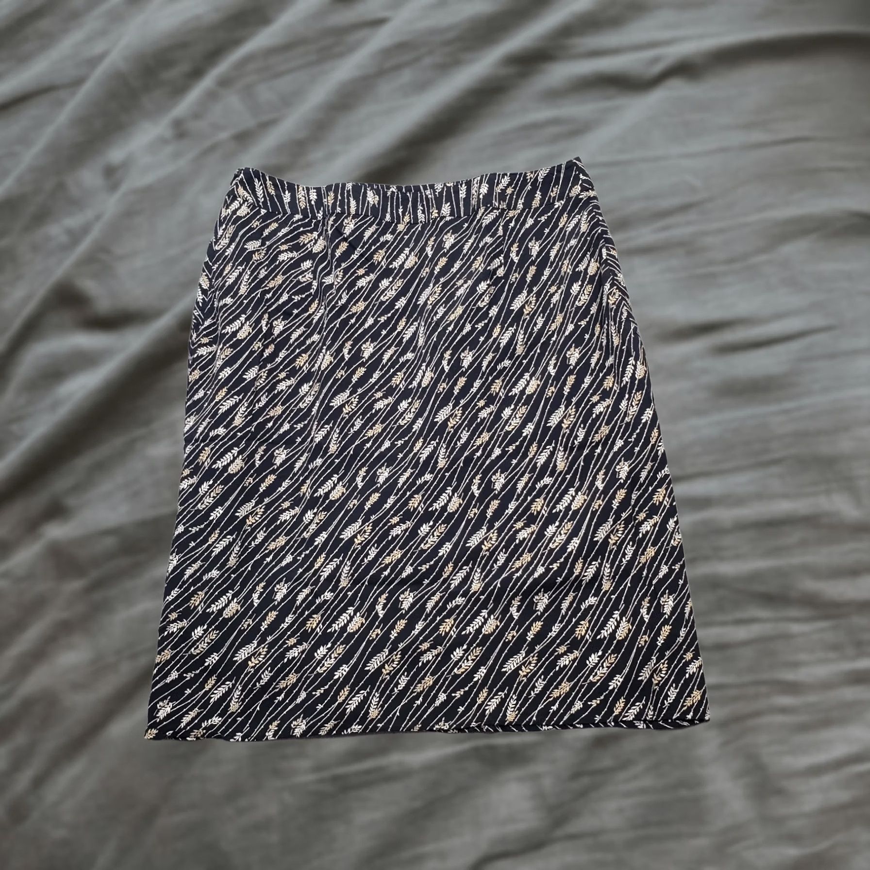 Liz Claiborne Liz Claiborne Skirt Women 10 Multicolor Leaf Print Lined Side Zip Knee Length Pencil Straight & Style Womens 10 Size 32" / US 10 / IT 46 - 1 Thumbnail