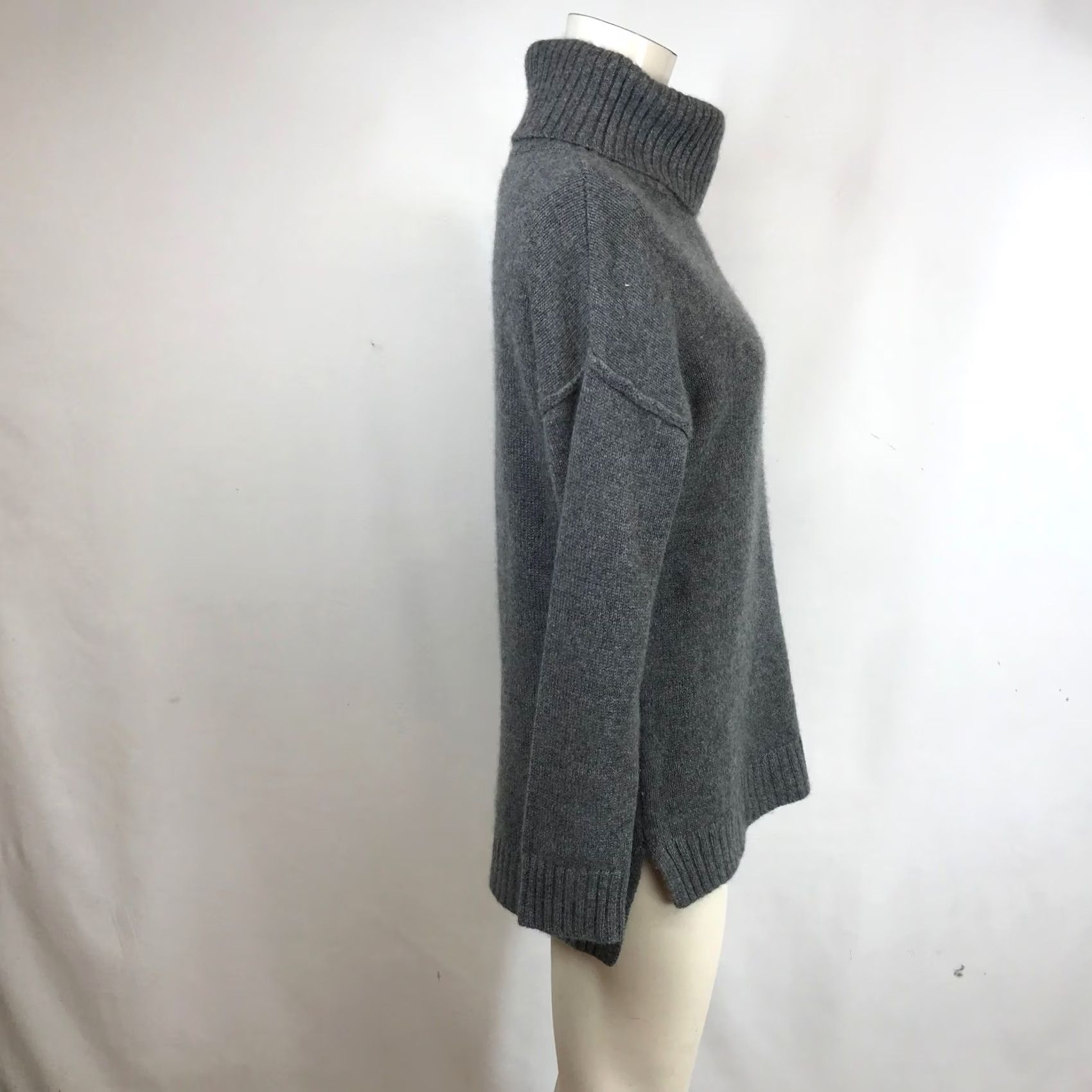 Saks Fifth Avenue Saks Fifth Avenue Gray 100% Cashmere Turtleneck Sweater XS Relaxed Fit Ribbed Womens Pullover Knit, Side Slits, Dry Clean Only Size XS / US 0-2 / IT 36-38 - 4 Thumbnail
