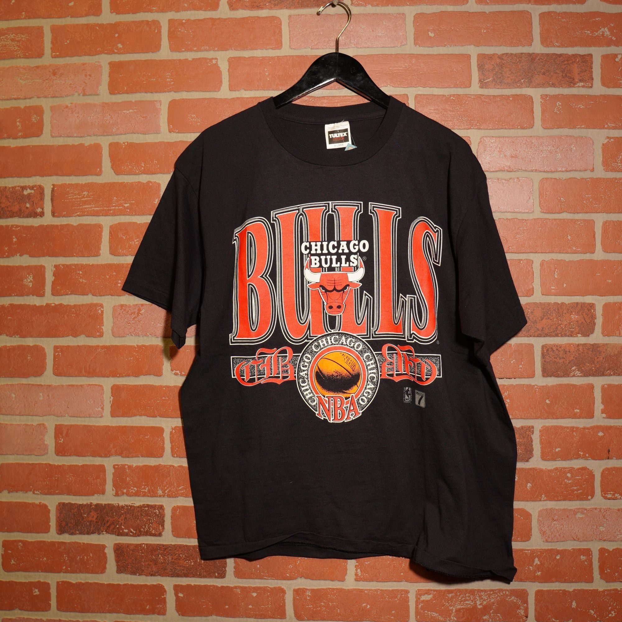 トップス 90s vintage NBA CHICAGO BULLS shirt y2k vintage 90s CHICAGO BULLS NBA 2 SIDED RED PINK TIE-DYE t