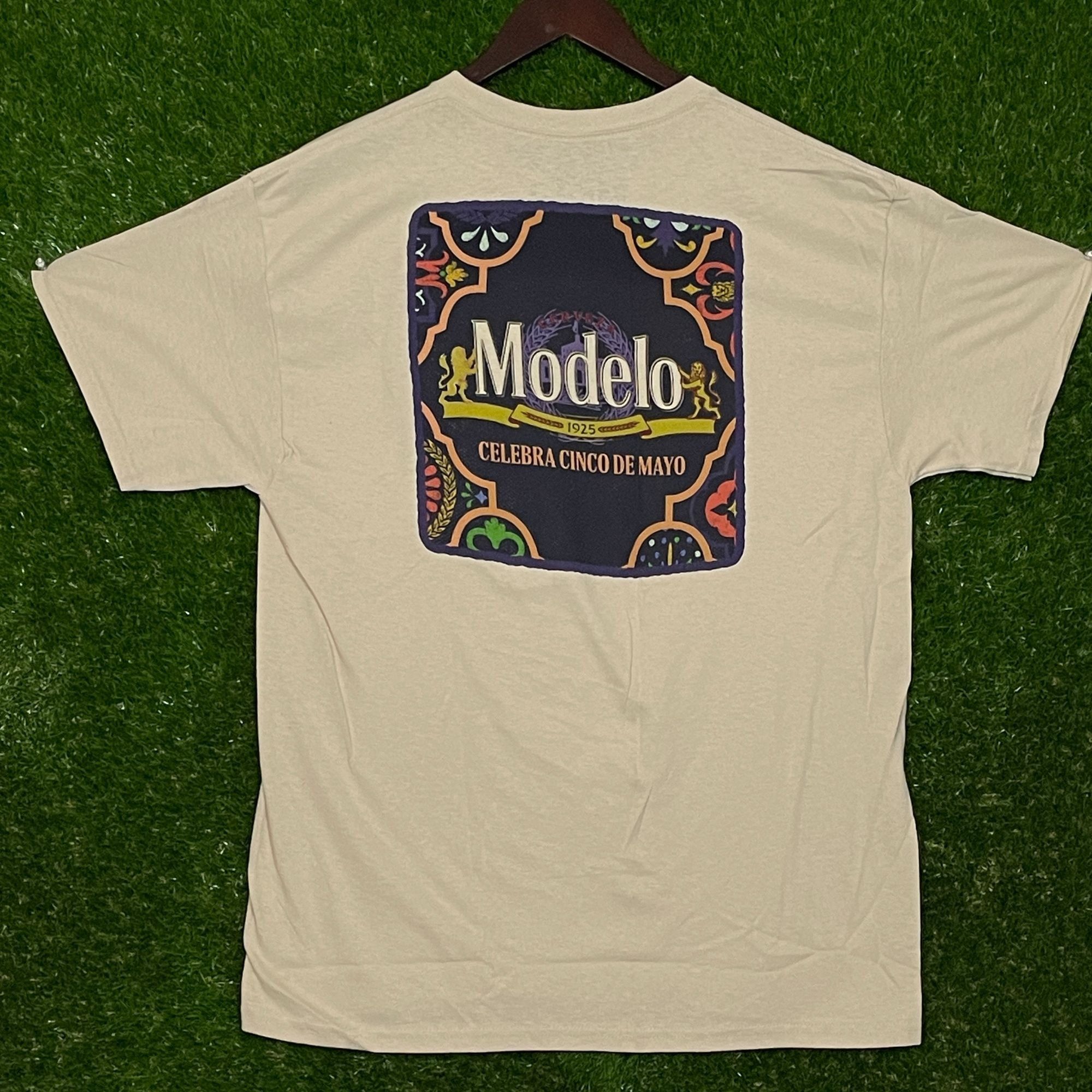 Urban Outfitters Modelo Graphic T-shirt size Large Size US L / EU 52-54 / 3 - 1 Thumbnail