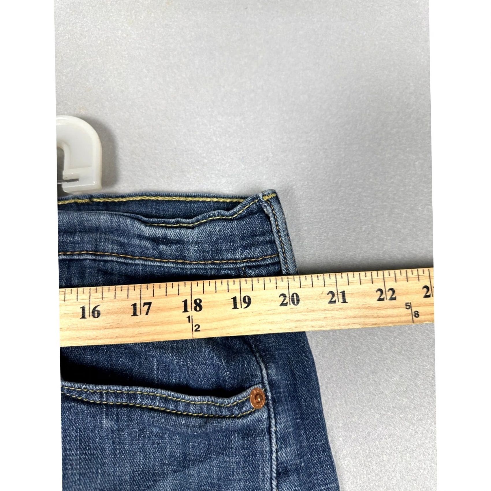 Levi's Levi's 505 Jeans Mens 40x32 Regular Fit Straight Leg Medium Wash Blue EUC Size US 40 / EU 56 - 3 Thumbnail