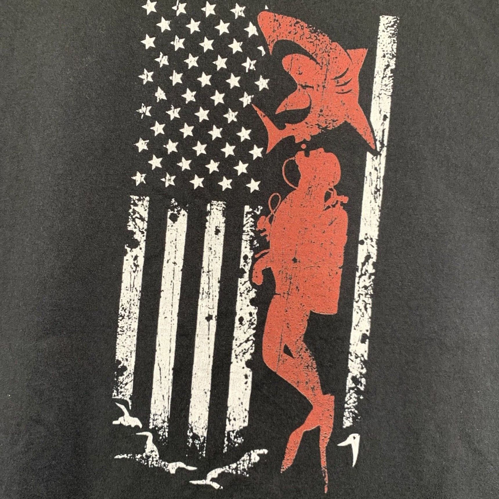 Vintage VINTAGE Men’s Scuba Diver T-Shirt XL Black Graphic Print American Flag Shark Short Sleeve Mens Size US XL / EU 56 / 4 - 2 Thumbnail