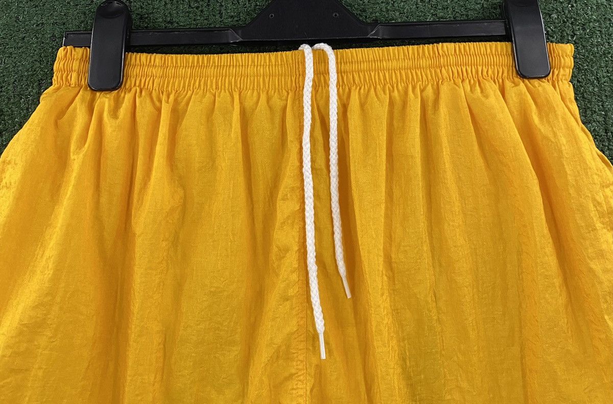 New Balance VTG 90’s New Balance Taxi Yellow Lined Windbreaker Shorts Size US 36 / EU 52 - 4 Thumbnail